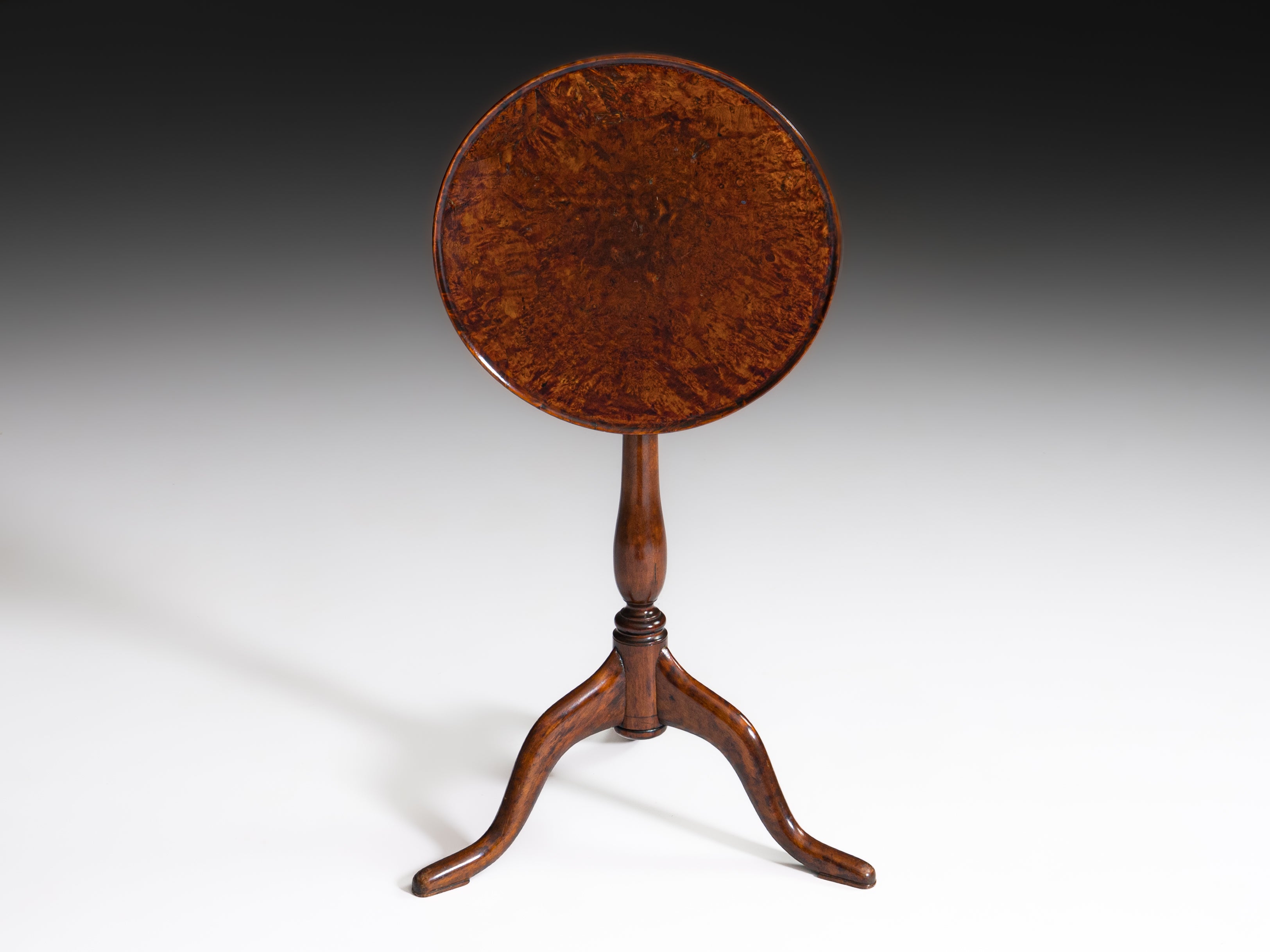 Mesa pé-de-galo sueca, em raiz de amieiro, estampilhada "J. Sjölin", c. 1767