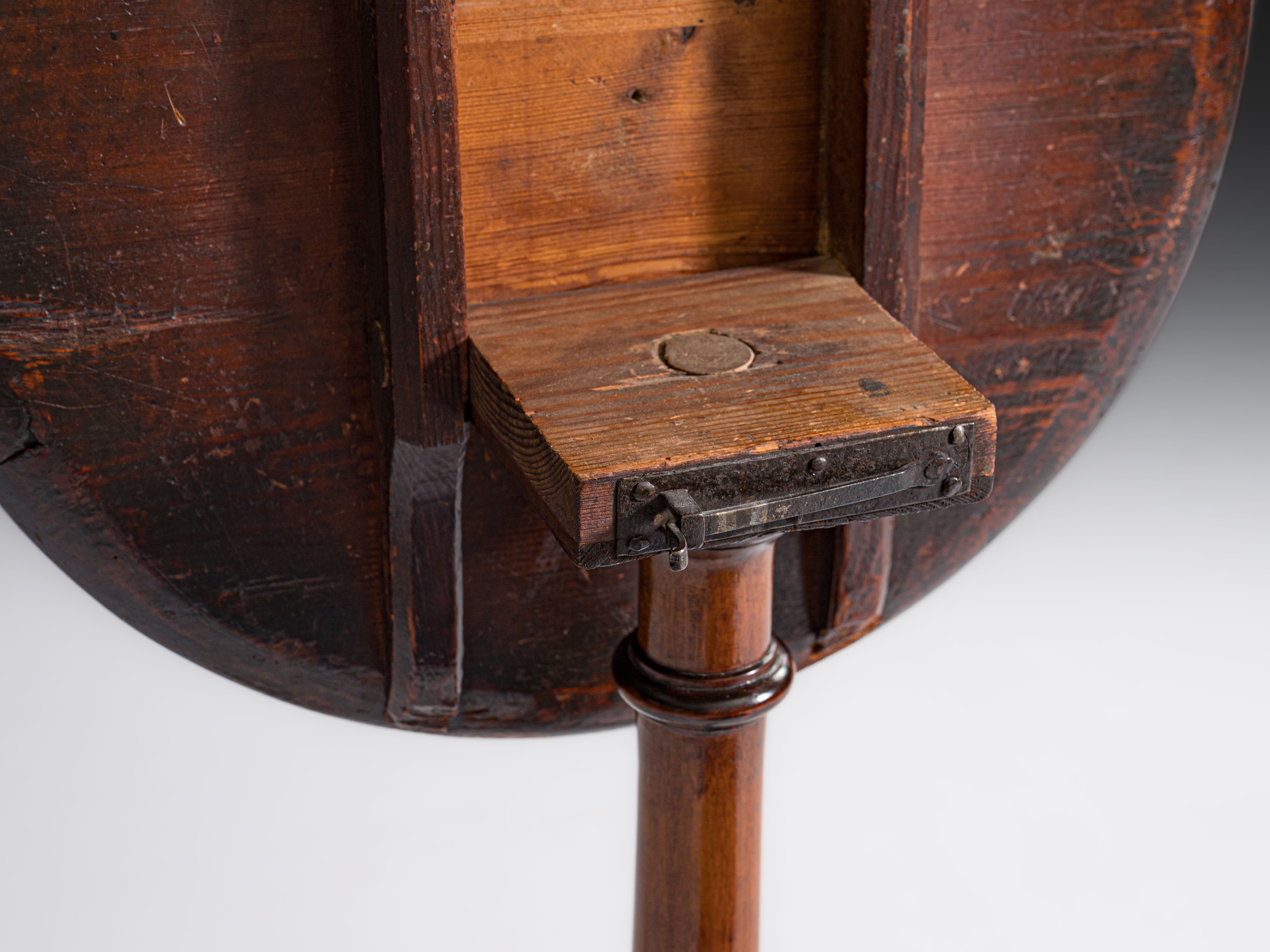 Mesa pé-de-galo sueca, em raiz de amieiro, estampilhada "J. Sjölin", c. 1767