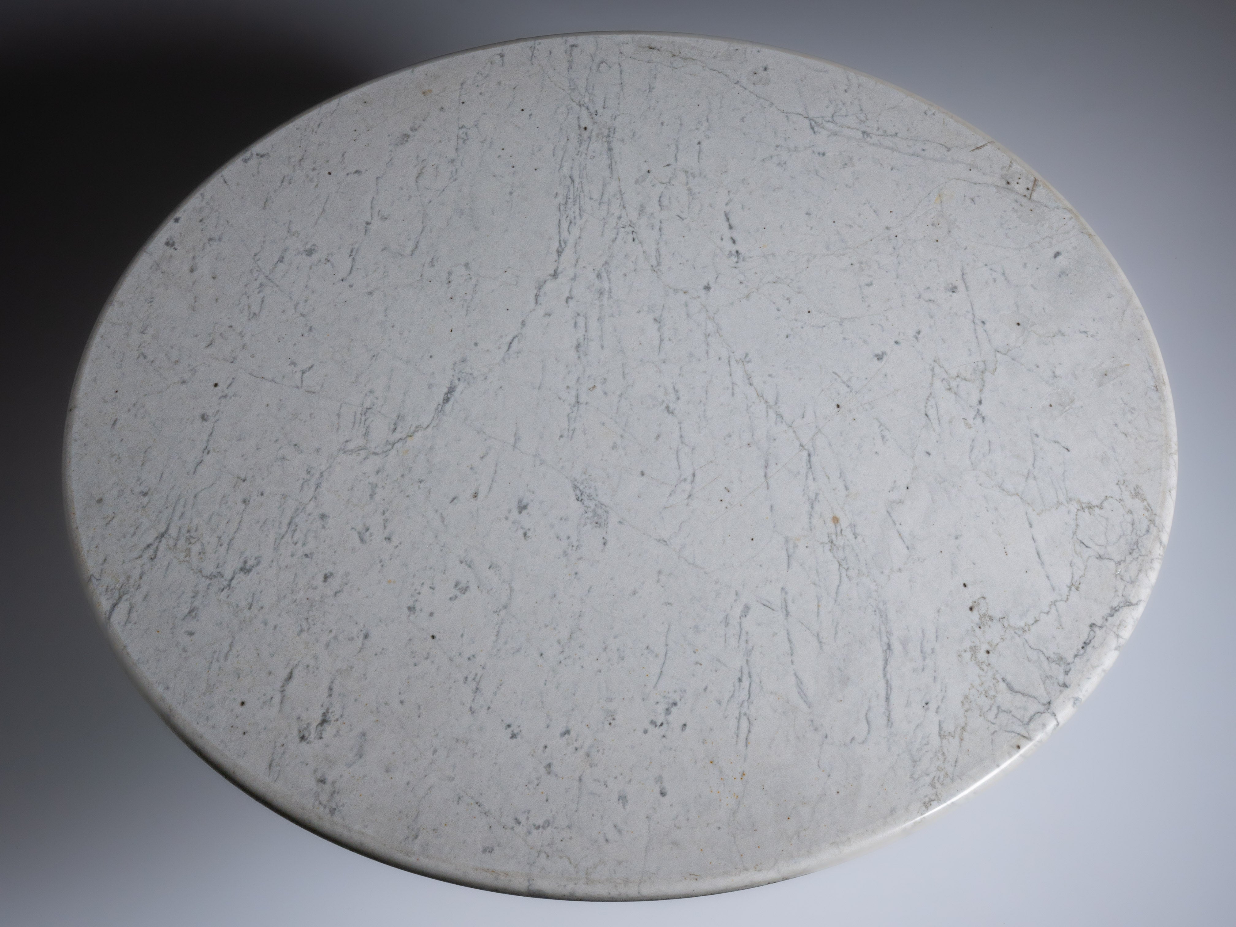 Mesa esculpida em mármore de Carrara, com design atribuível a Angelo Mangiarotti