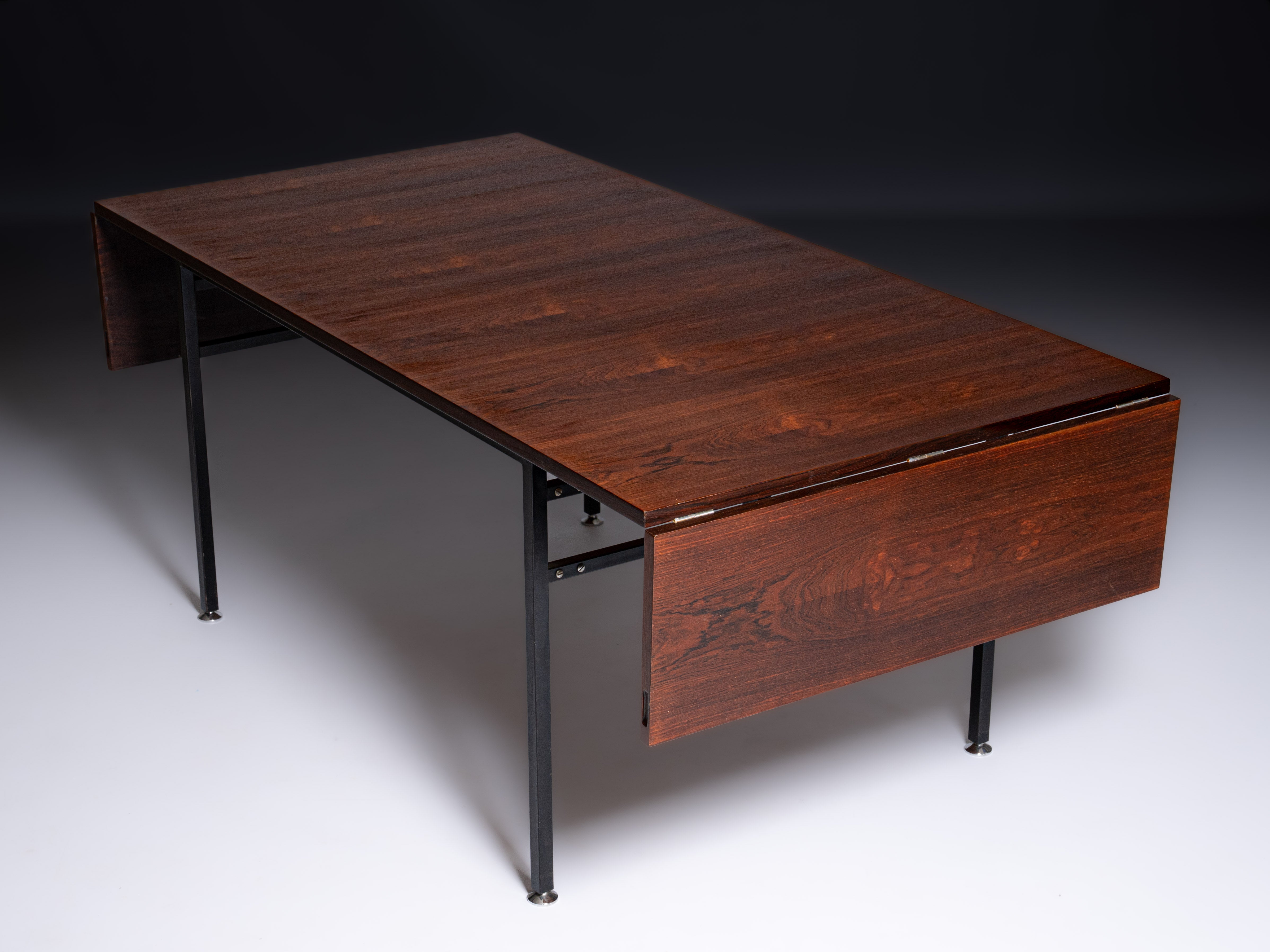 Mesa de casa de jantar extensível modelo "800", desenhada por Alain Richard e produzida pela Meubles TV, França, durante a década de 1960