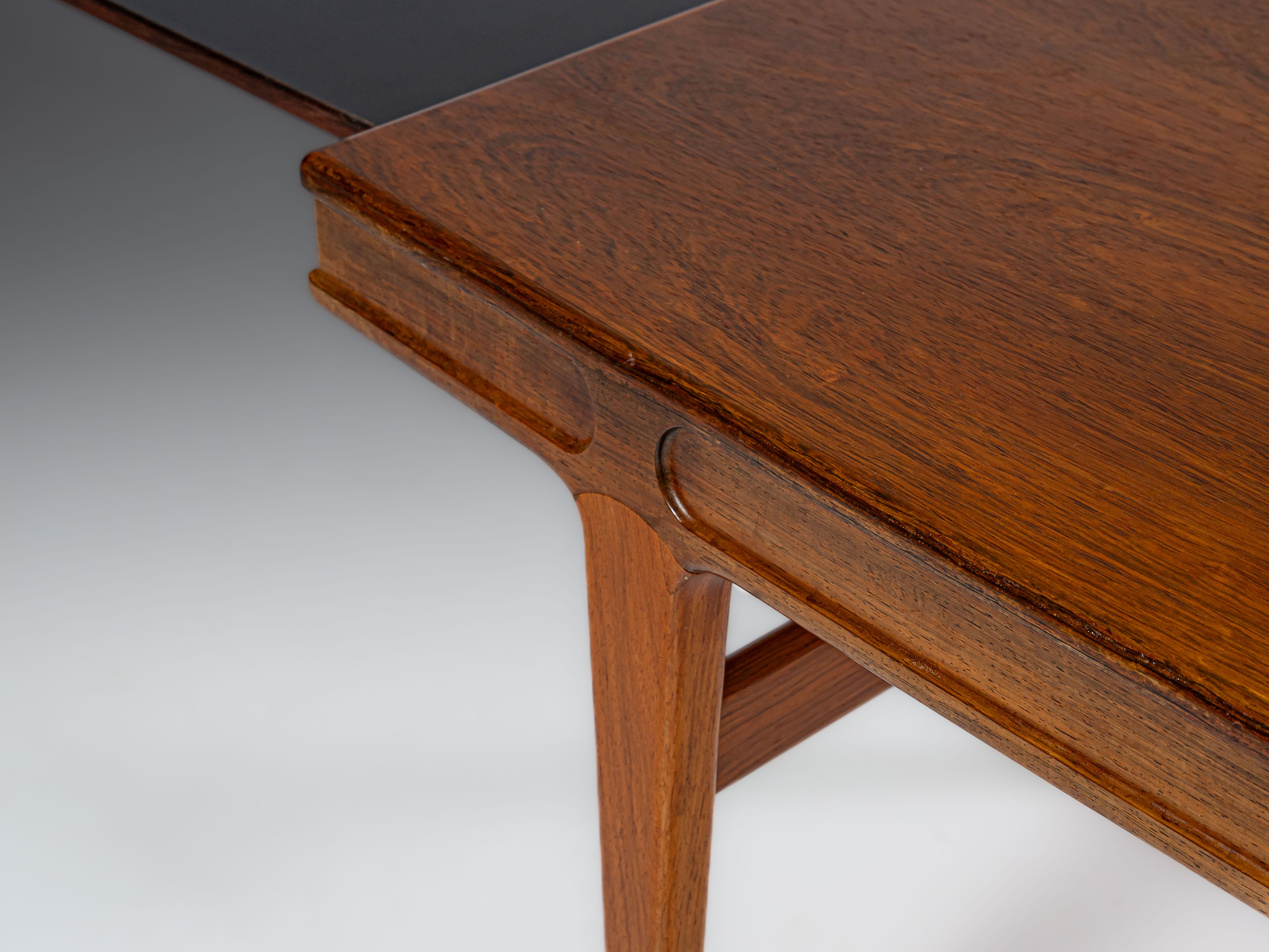 Mesa de frente de sofá em pau-santo, design de Johannes Andersen e fabricada pela Silkeborg Møbelfabrik