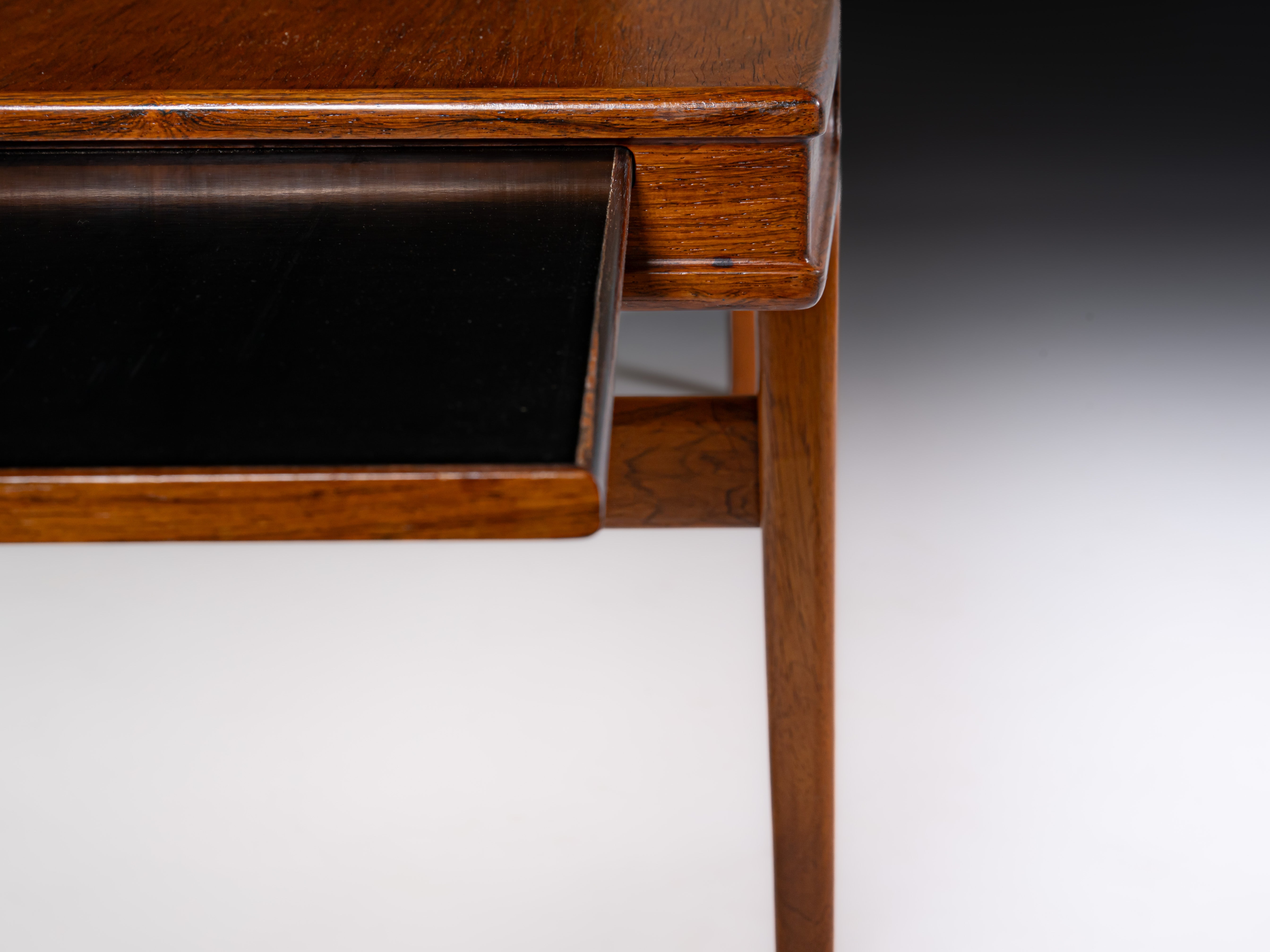 Mesa de frente de sofá em pau-santo, design de Johannes Andersen e fabricada pela Silkeborg Møbelfabrik
