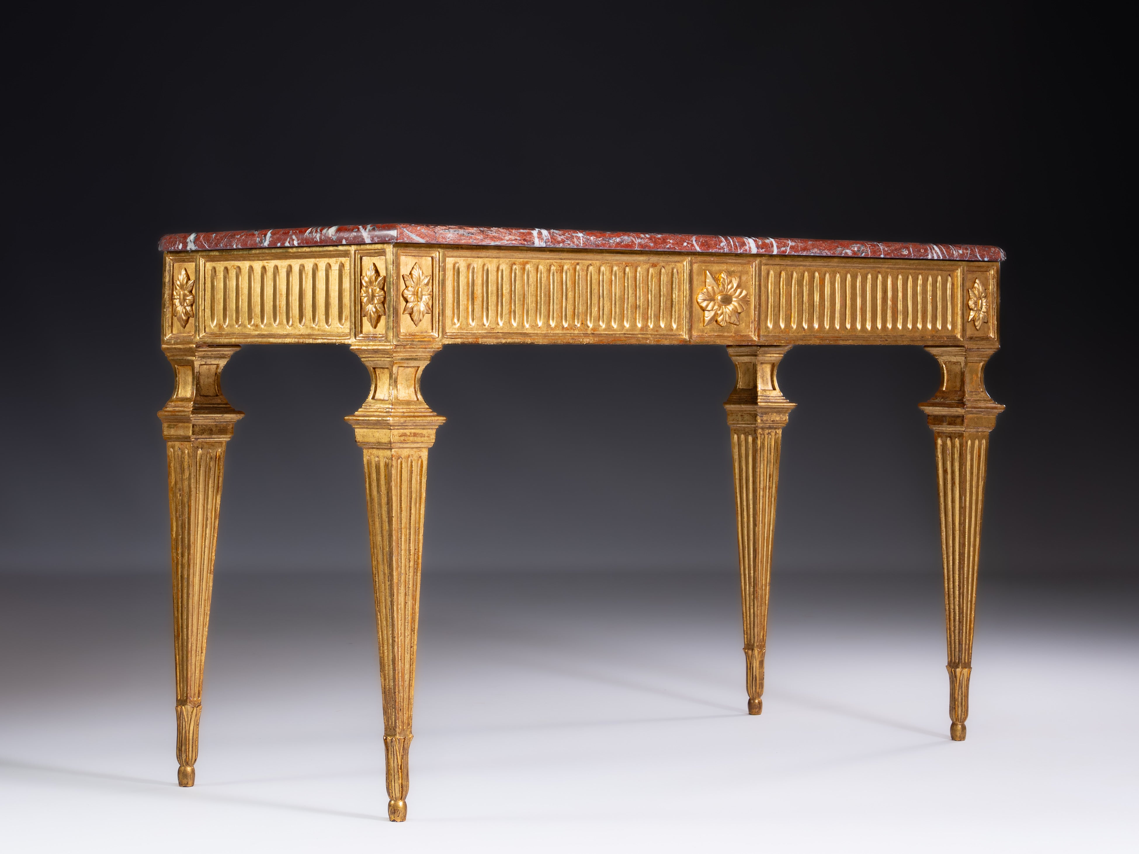 Italian console table in fine gold-gilded wood with a red marble top. Italy, 18th century
