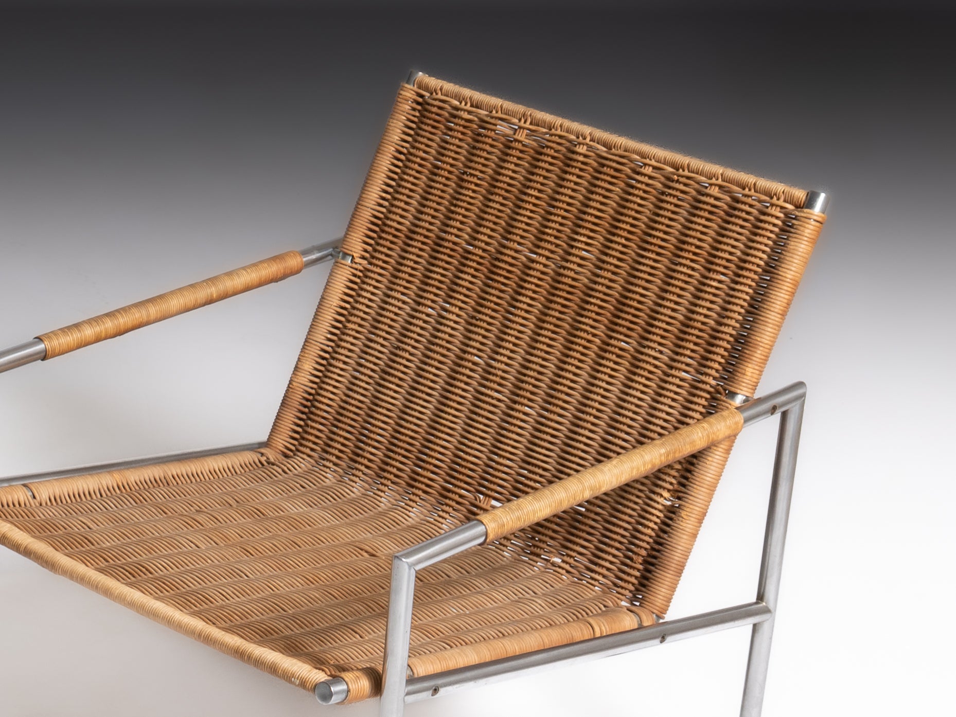 Par de cadeiras em inox e rattan. Modelo SZ01, design de Martin Visser. Fabricante: Spectrum, Holanda, anos 1960