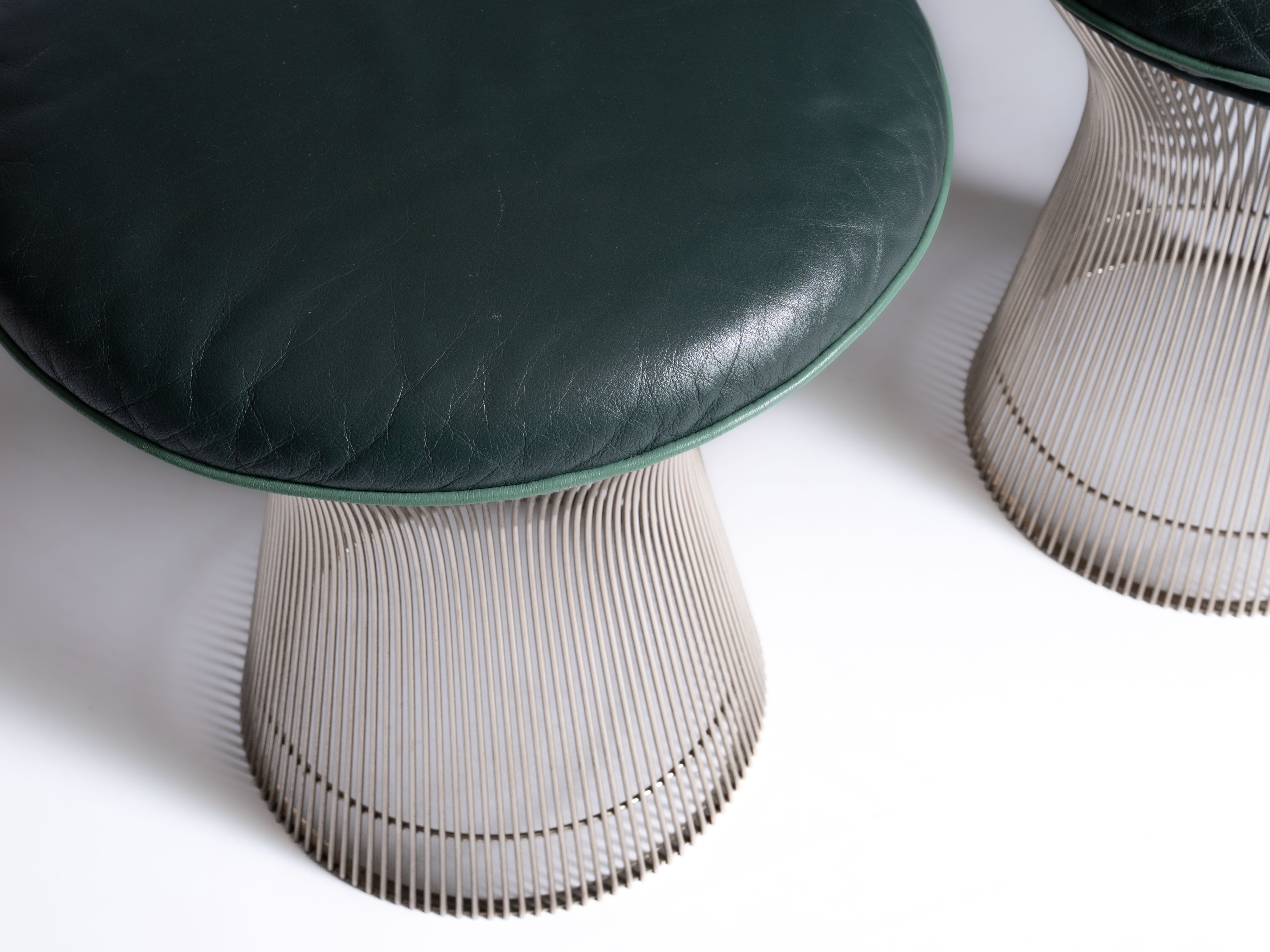 Par de bancos modelo Platner, design de Warren Platner, EUA, produzidos pela Knoll International, anos 1960