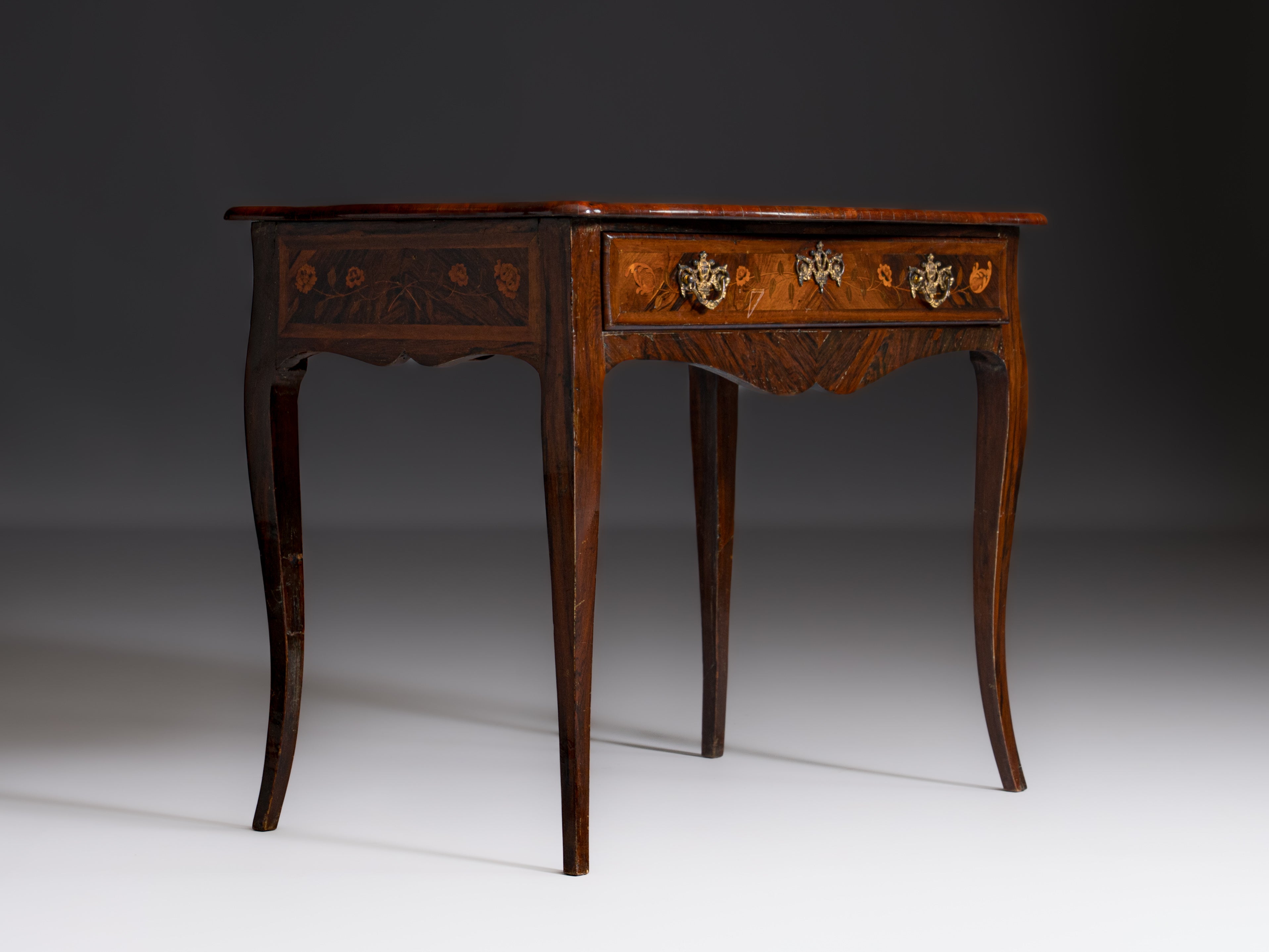 D. Maria coffee table in rosewood, decorated with inlays. Portugal, 18th century