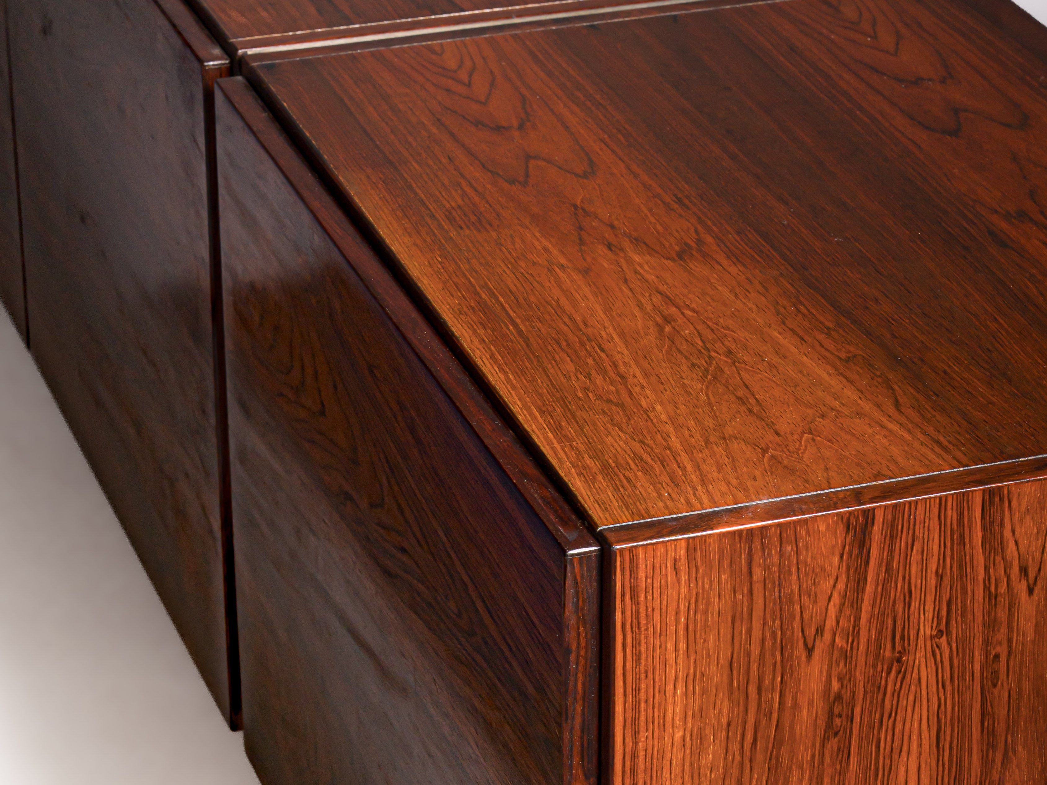 Sideboard dinamarquês, design atribuído a Heino Schultz, datado da década de 1960.