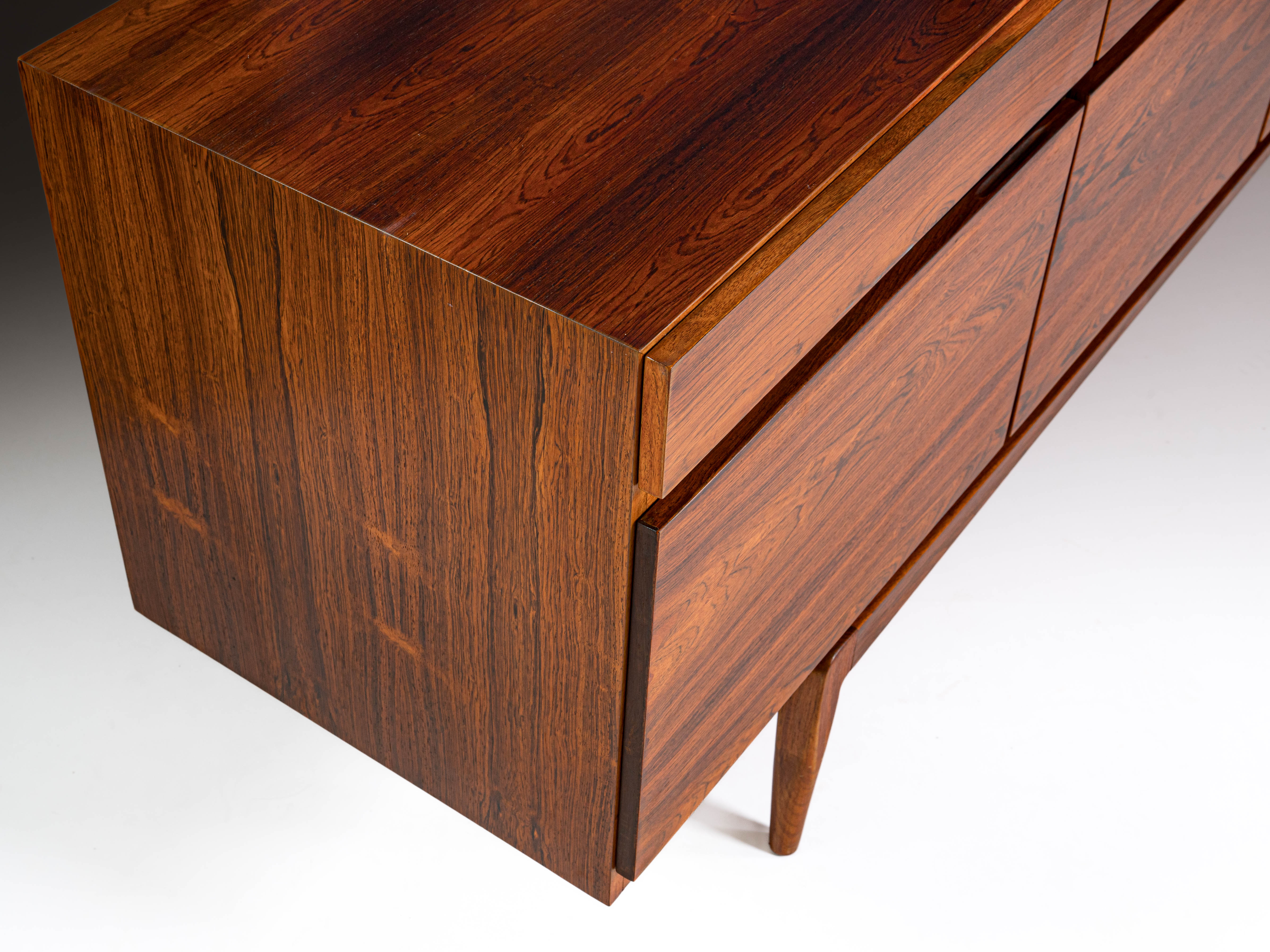 Sideboard modelo “FA-66”, design Ib Kofod Larsen, pau-santo, c. 1960