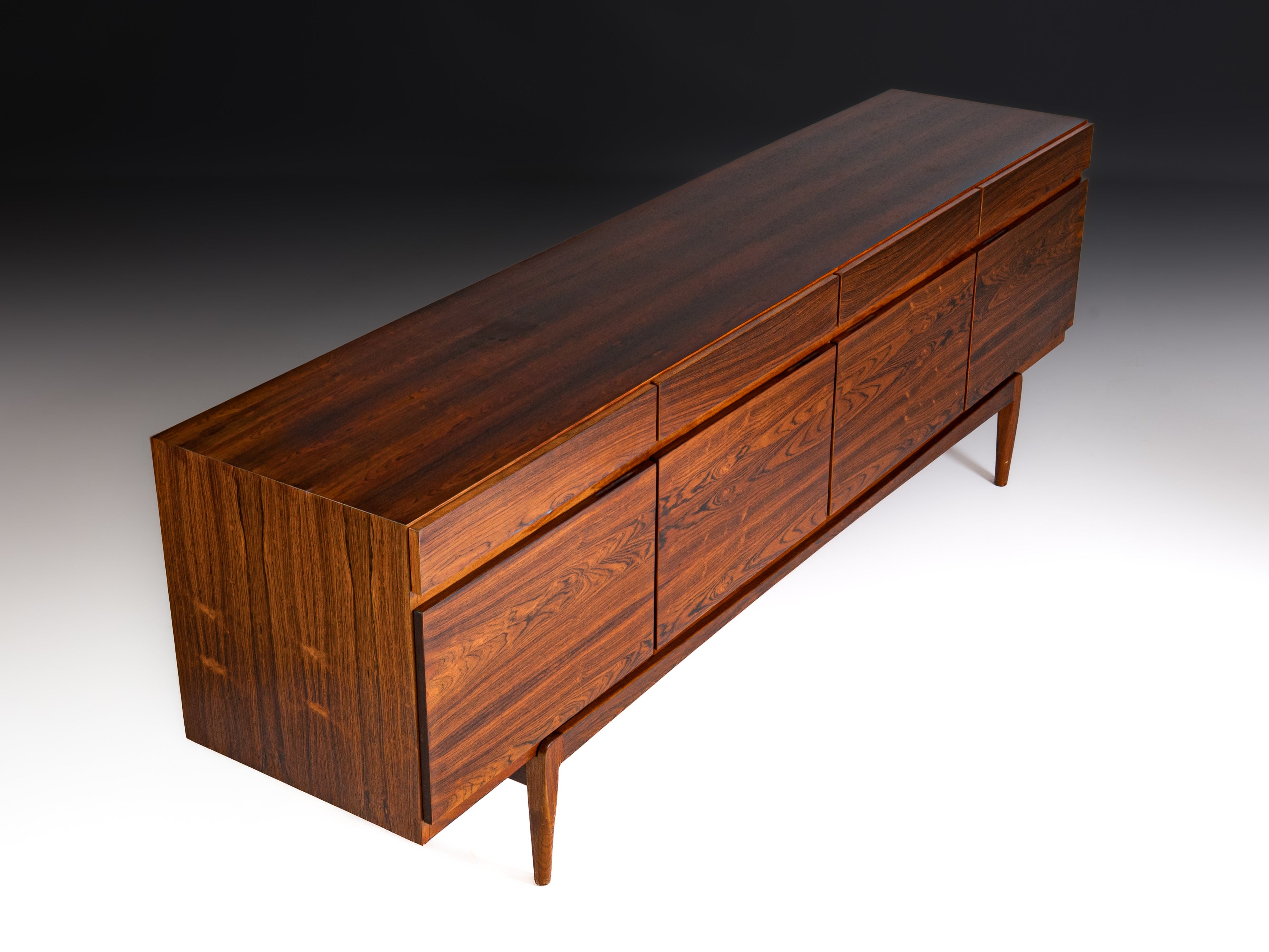 Sideboard modelo “FA-66”, design Ib Kofod Larsen, pau-santo, c. 1960
