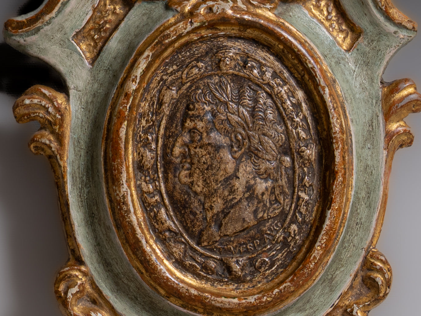 Par de medalhões em gesso pintado e dourado, séc. XVIII