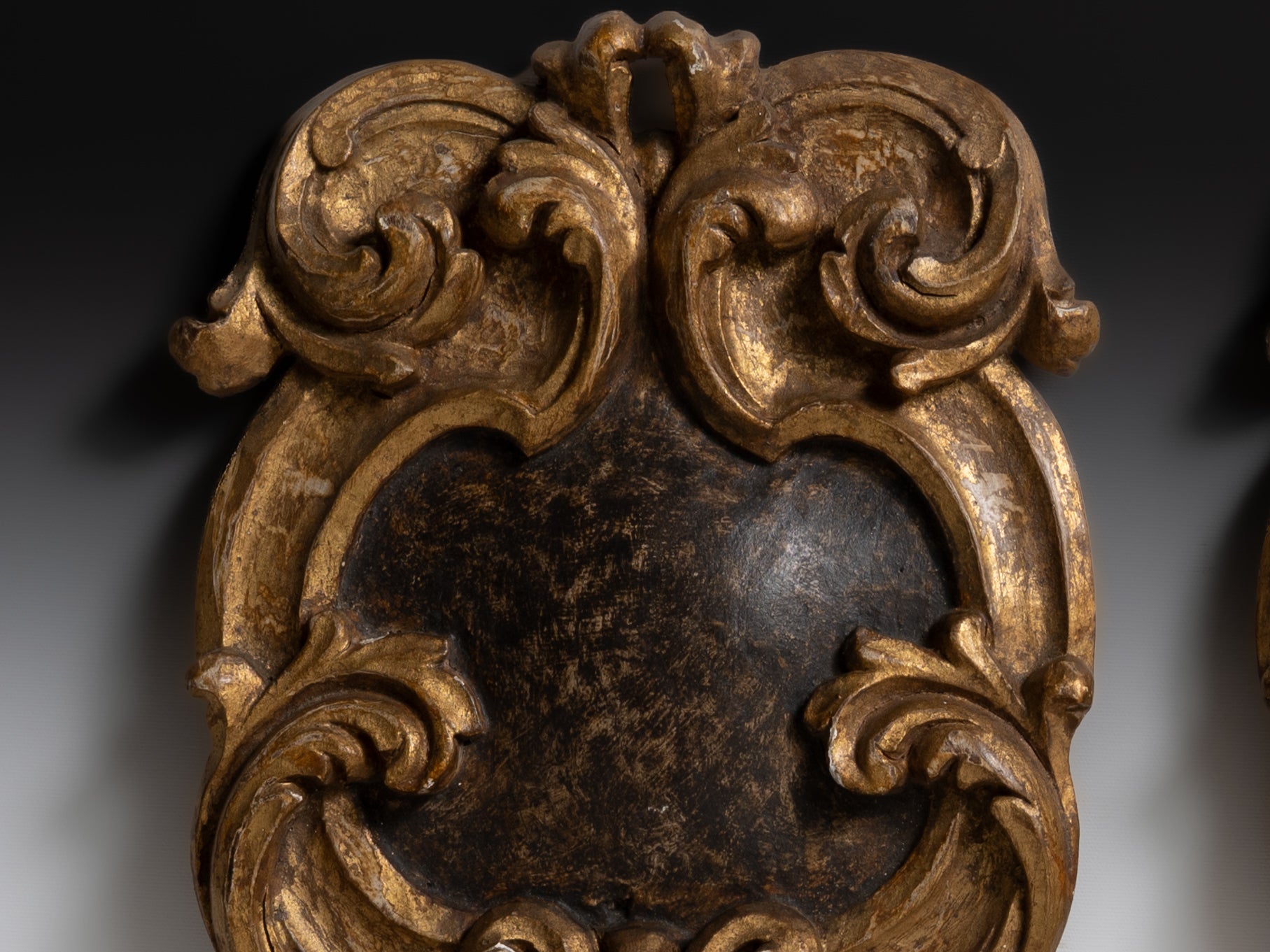 Par de medalhões em gesso pintado e dourado, séc. XVIII