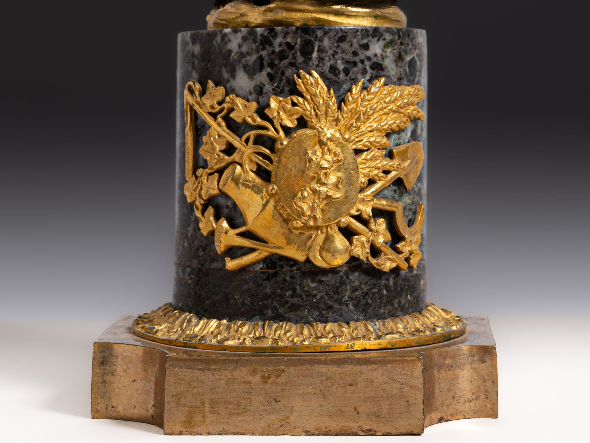 Par de candelabros Louis XVI em bronze dourado, França, século XVIII