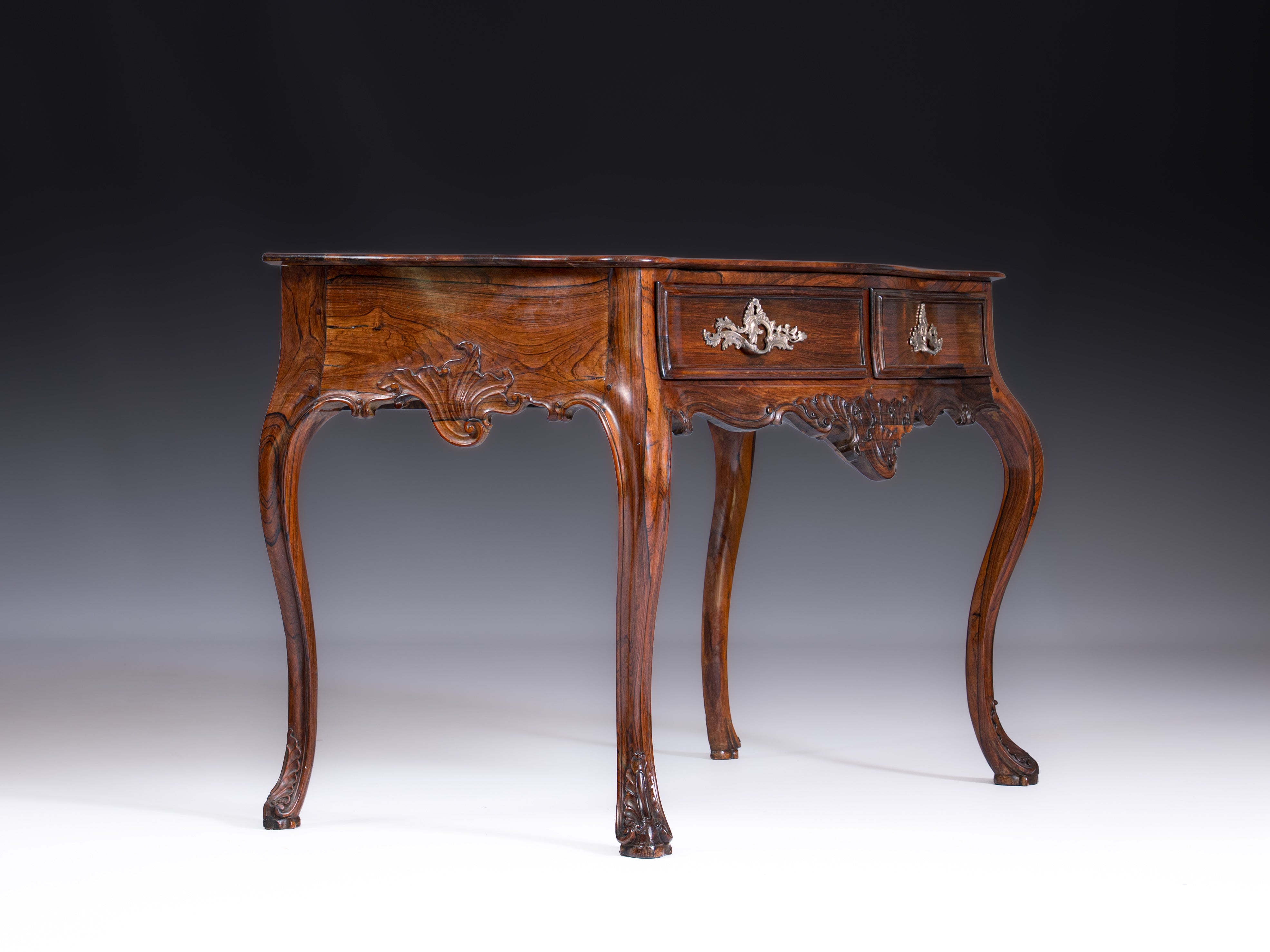 Mesa de encostar portuguesa D. José, do séc. XVIII, em pau-santo, com uma gaveta e com ferragens em prata