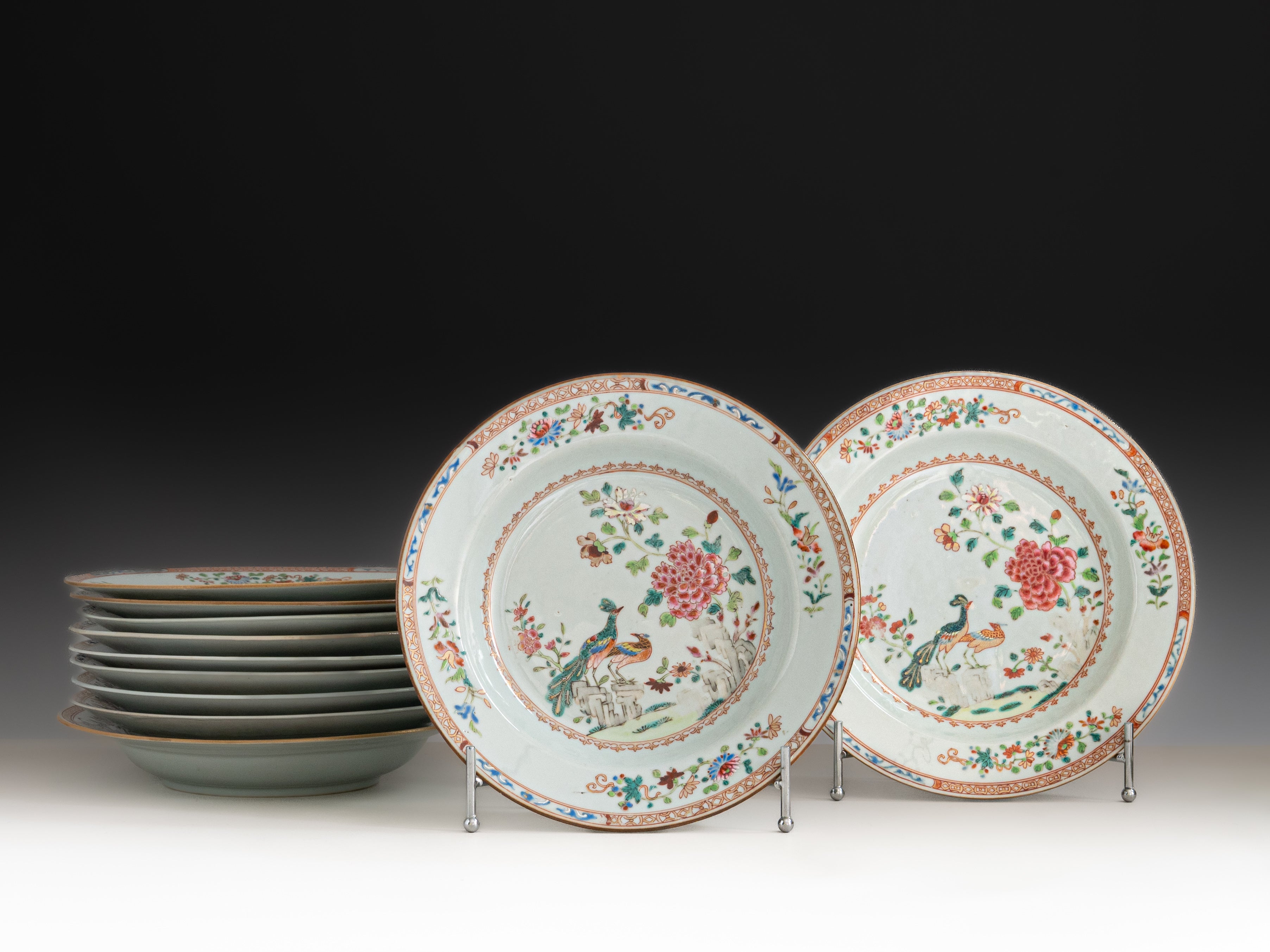 Conjunto de 11 pratos de sopa em porcelana chinesa da Companhia das Índias, século XVIII, denominado Serviço de D. João VI ou Serviço dos Pavões