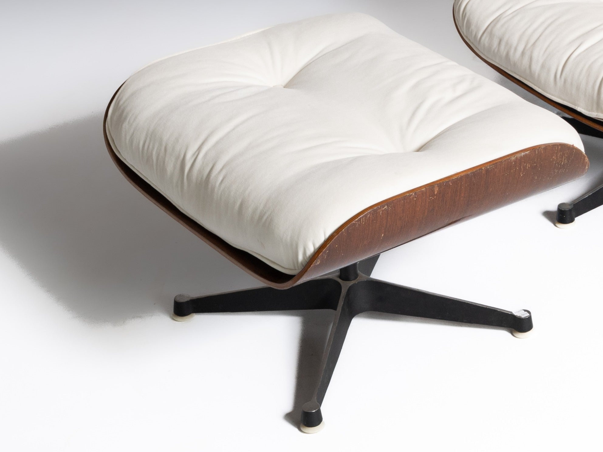 Cadeira lounge e repousa-pés por Charles e Ray Eames, Modelos nº 670 e 671, respetivamente. Anos 1950
