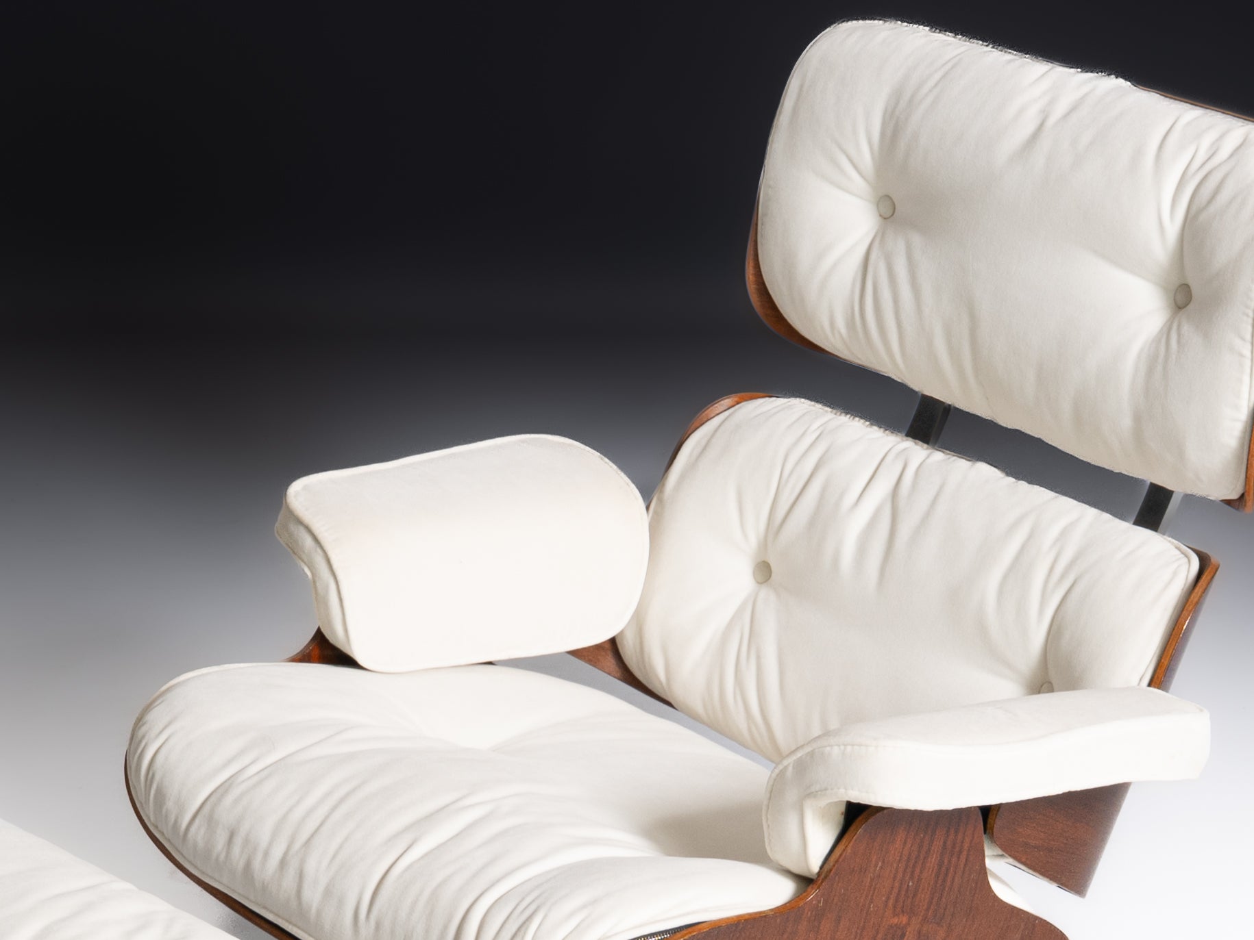 Cadeira lounge e repousa-pés por Charles e Ray Eames, Modelos nº 670 e 671, respetivamente. Anos 1950