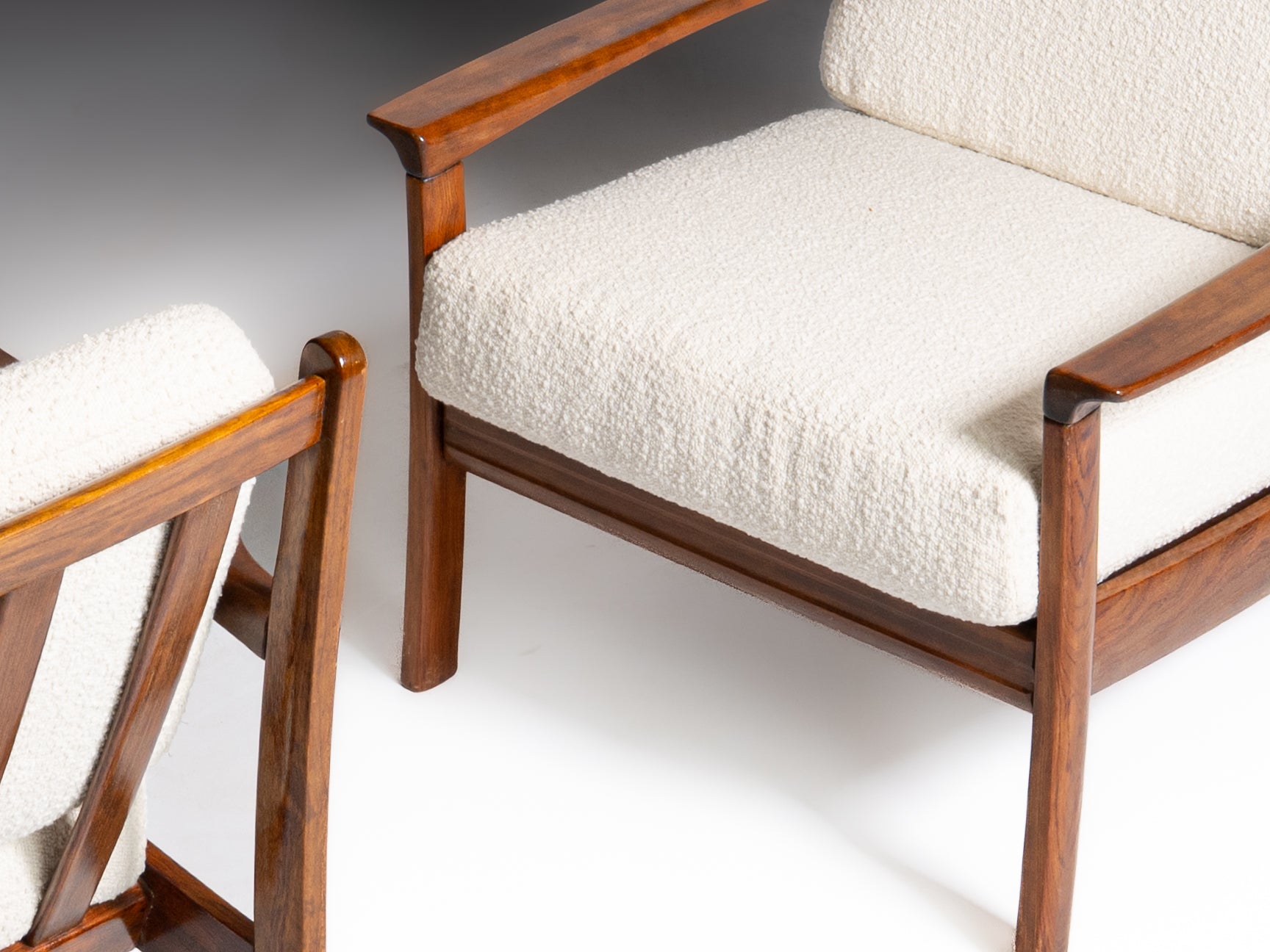 Par de cadeiras de braços em teca. Design de Svend Åge Eriksen. Fabricante: Glostrup Møbelfabrik, Dinamarca, 1963