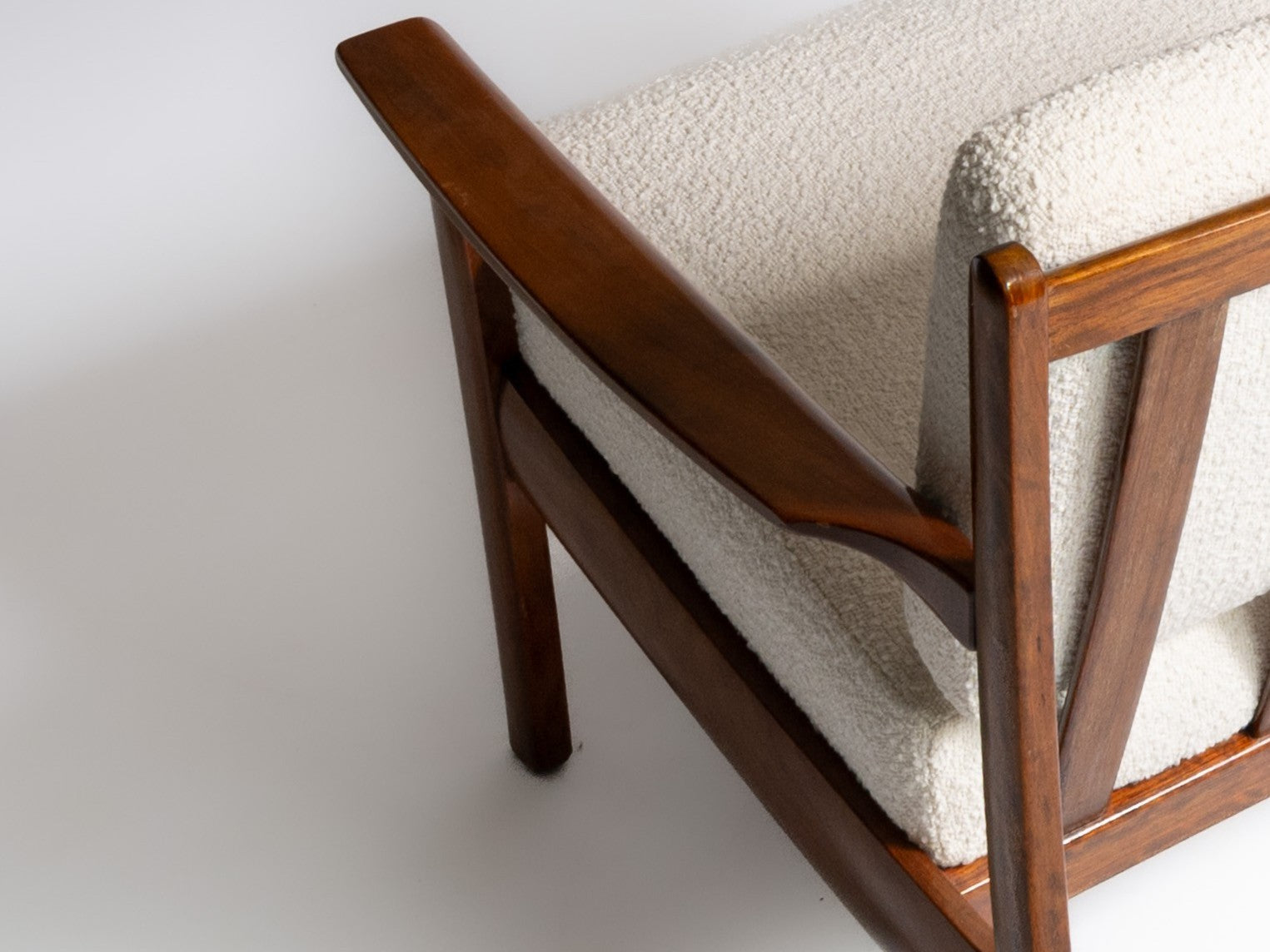 Par de cadeiras de braços em teca. Design de Svend Åge Eriksen. Fabricante: Glostrup Møbelfabrik, Dinamarca, 1963