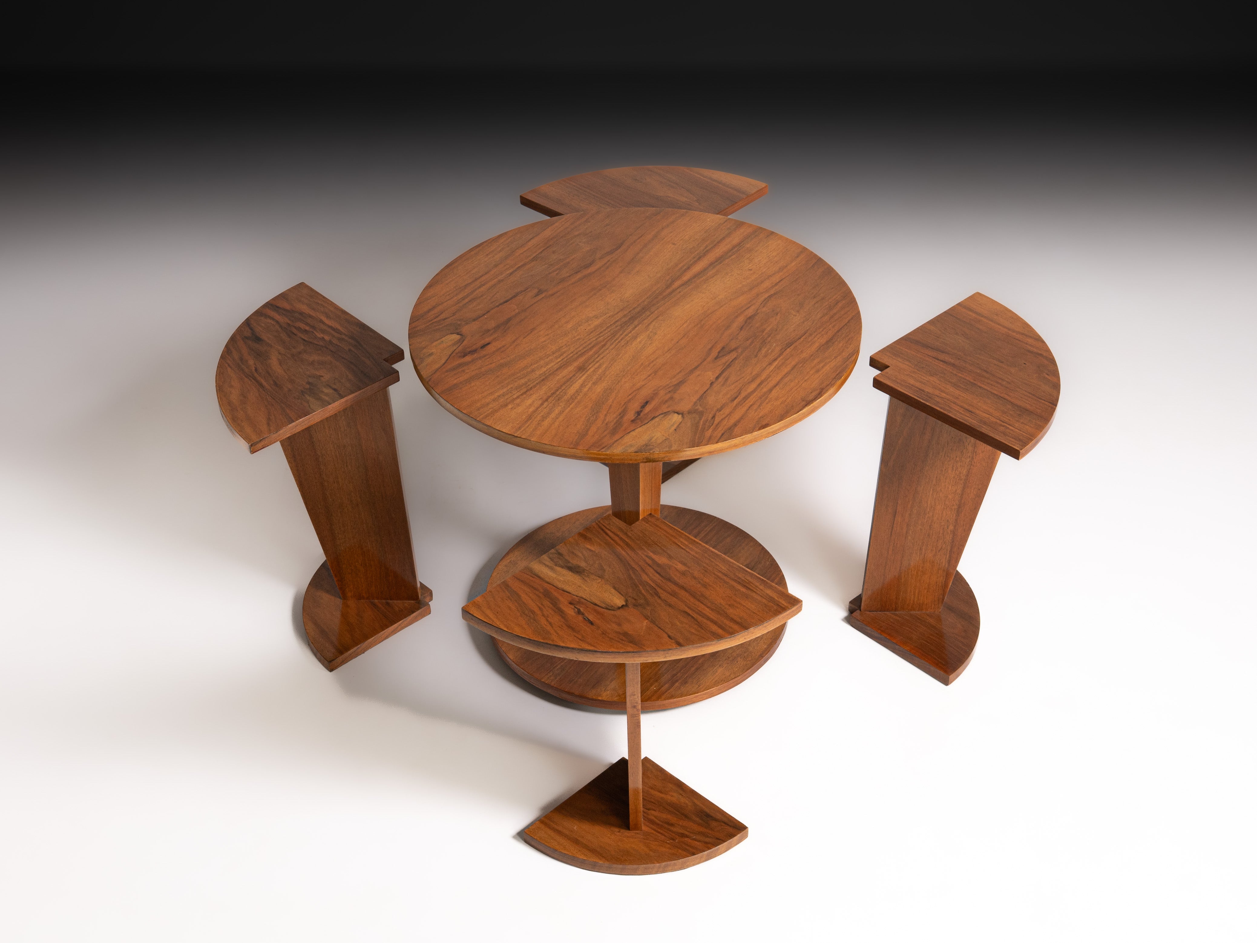 Mesa de apoio art deco em madeira de nogueira. Itália, anos 1930/1940