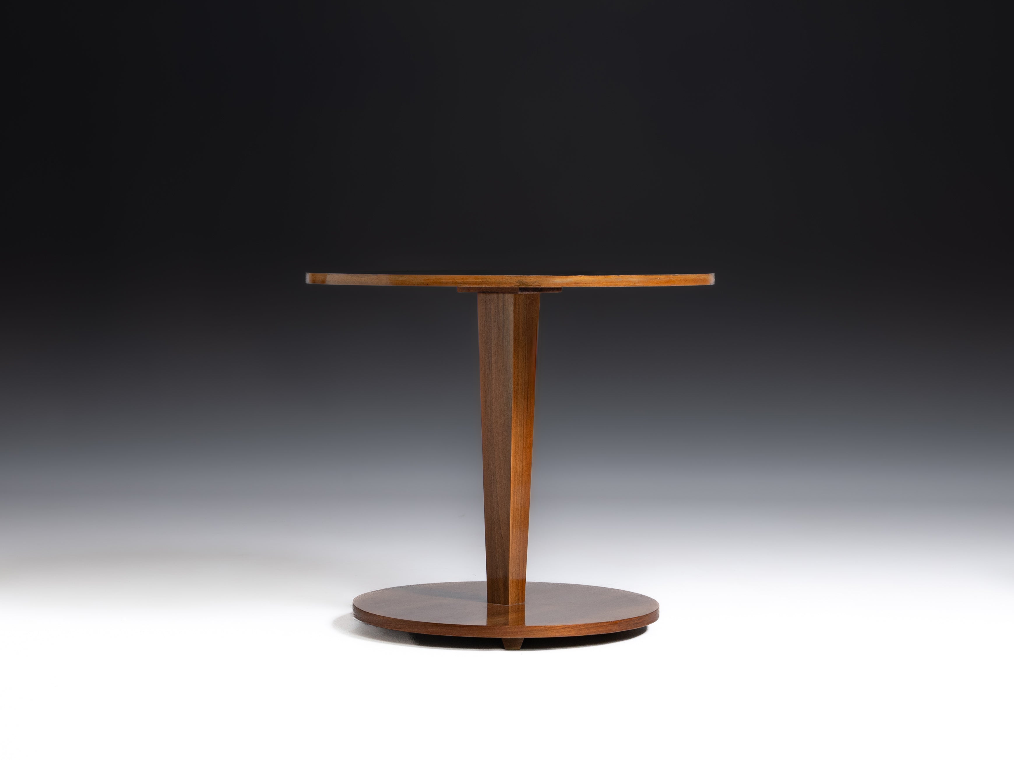 Mesa de apoio art deco em madeira de nogueira. Itália, anos 1930/1940