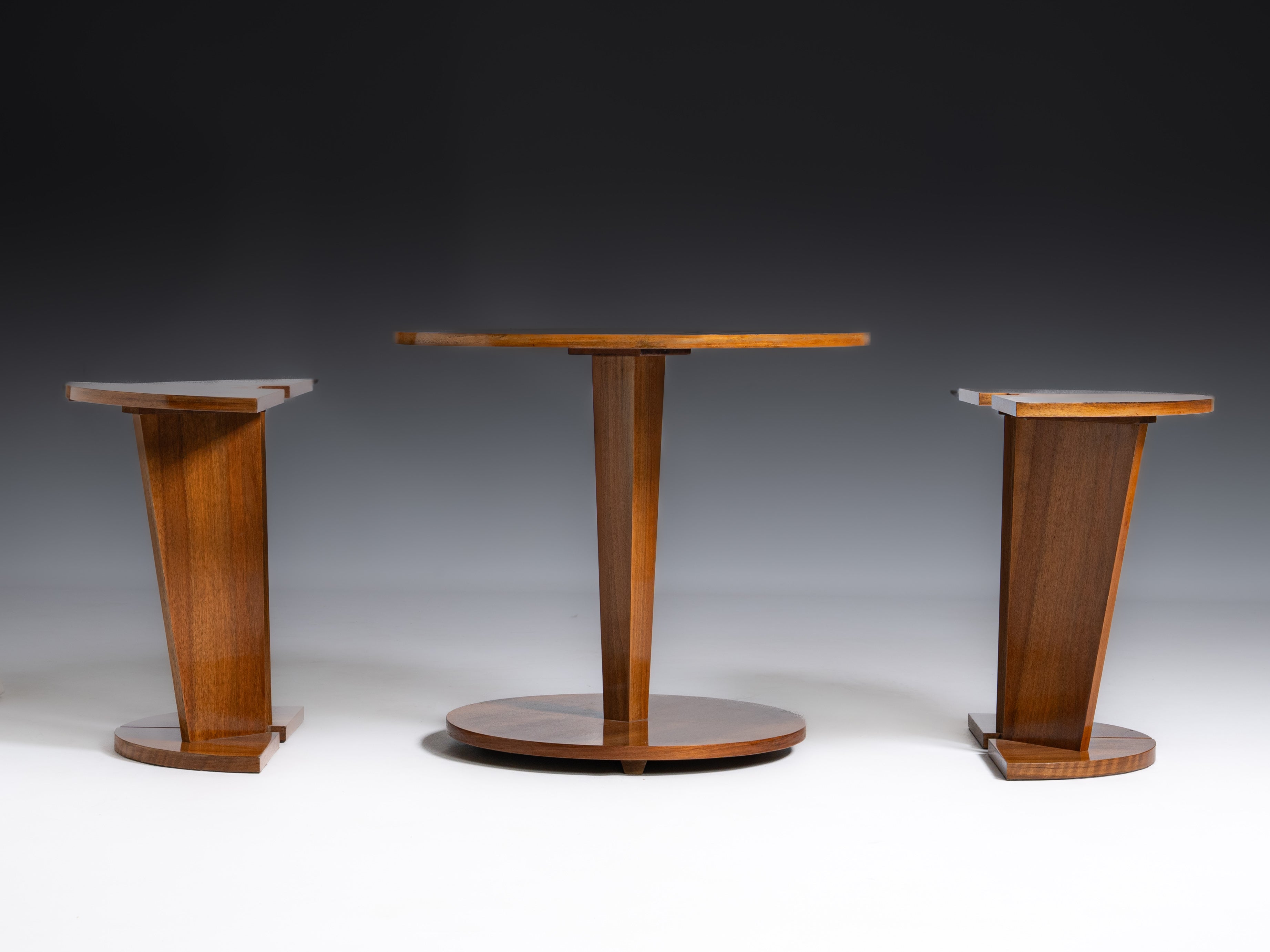 Mesa de apoio art deco em madeira de nogueira. Itália, anos 1930/1940
