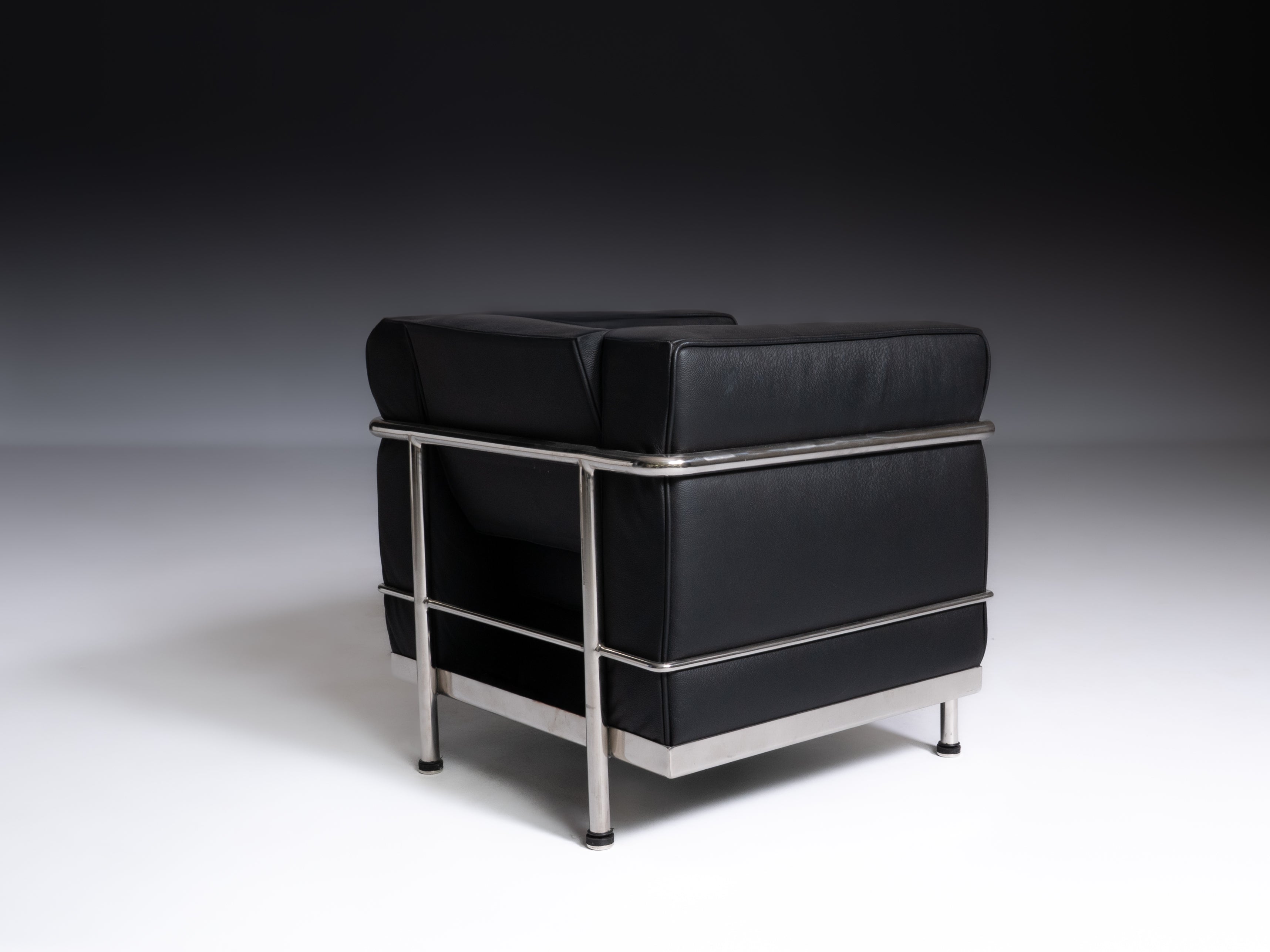 Cadeirão miniatura, segundo design de Le Corbusier, fabricado por Cassina