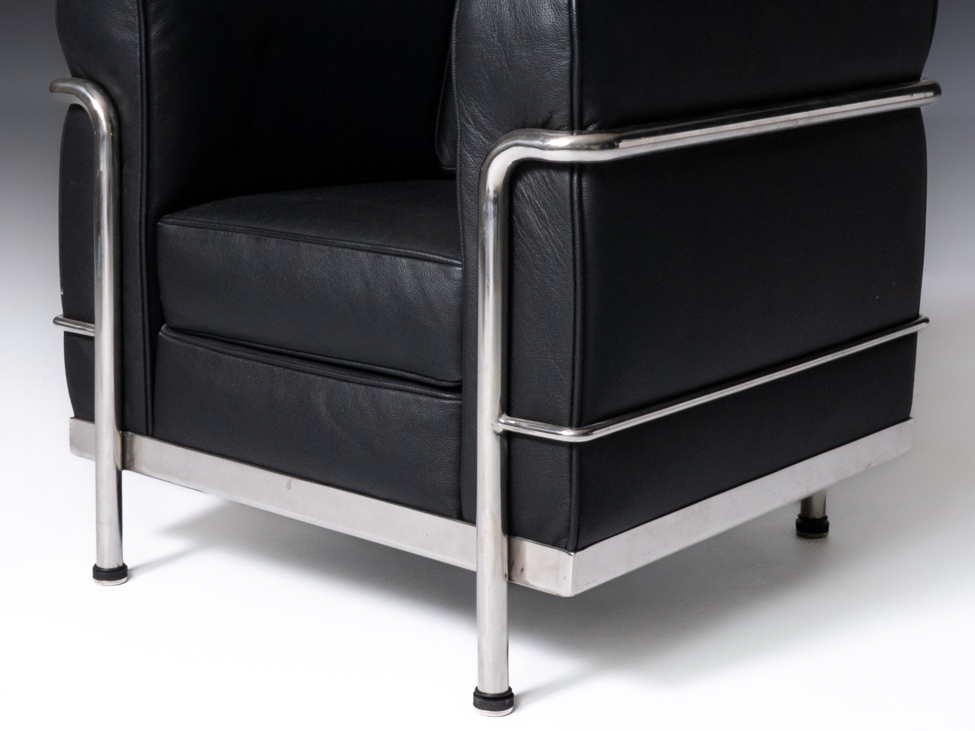 Cadeirão miniatura, segundo design de Le Corbusier, fabricado por Cassina