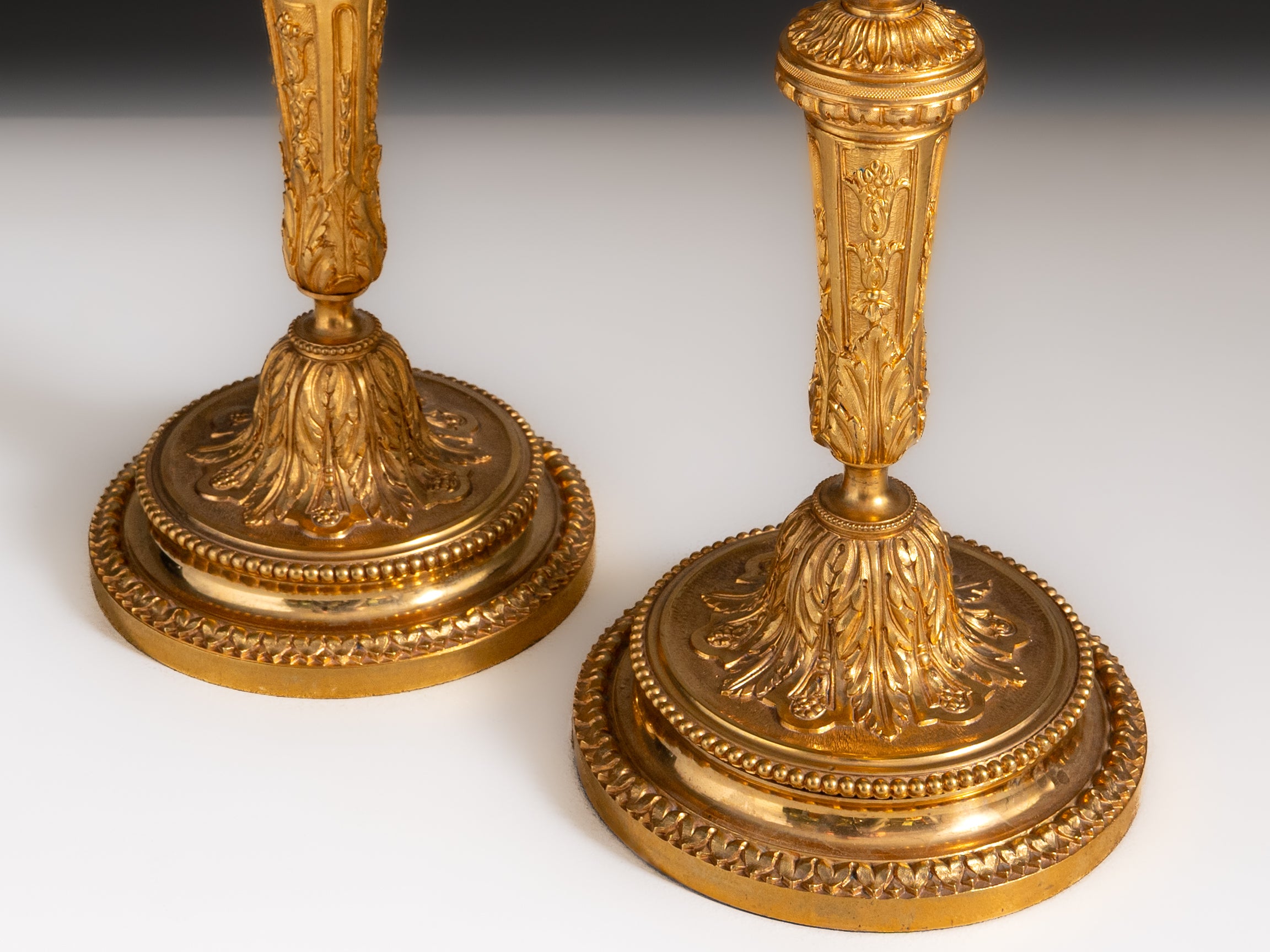 Par de castiçais neoclássicos italianos, do séc. XIX, em bronze dourado