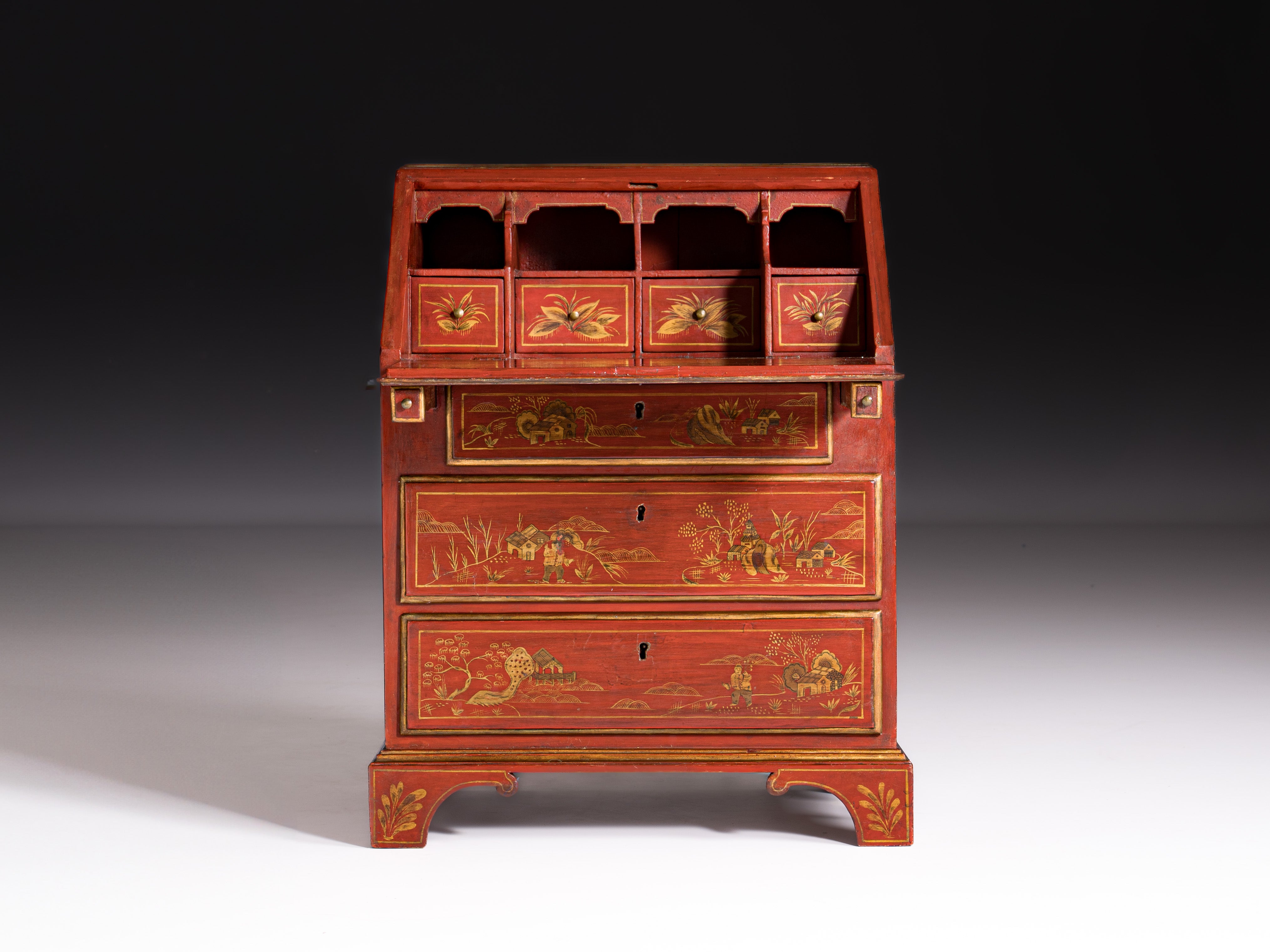 Papeleira miniatura inglesa do século XVIII, em madeira pintada de encarnado, com chinoiseries