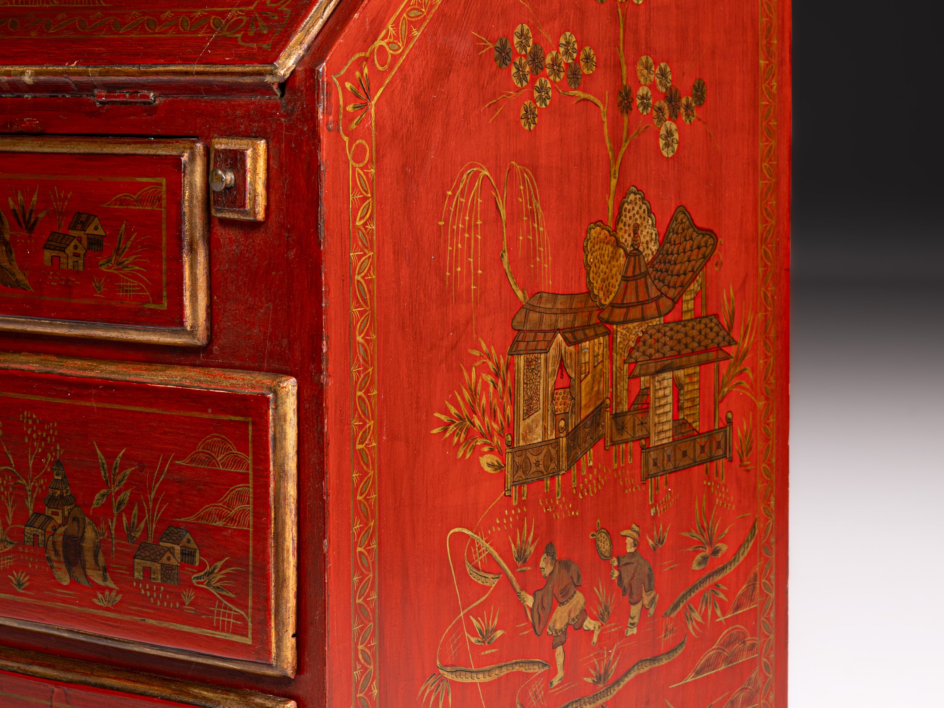 Papeleira miniatura inglesa do século XVIII, em madeira pintada de encarnado, com chinoiseries