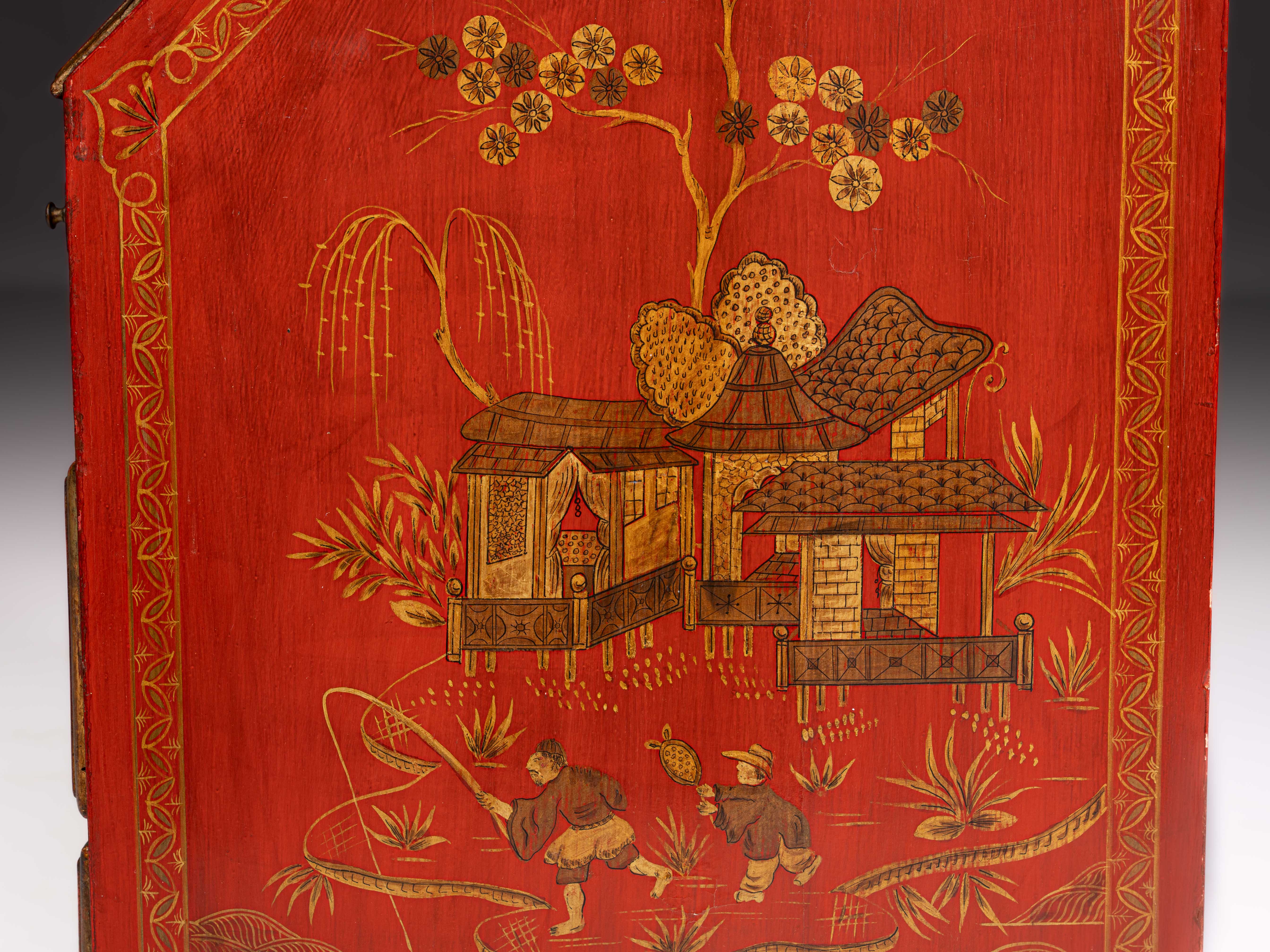 Papeleira miniatura inglesa do século XVIII, em madeira pintada de encarnado, com chinoiseries