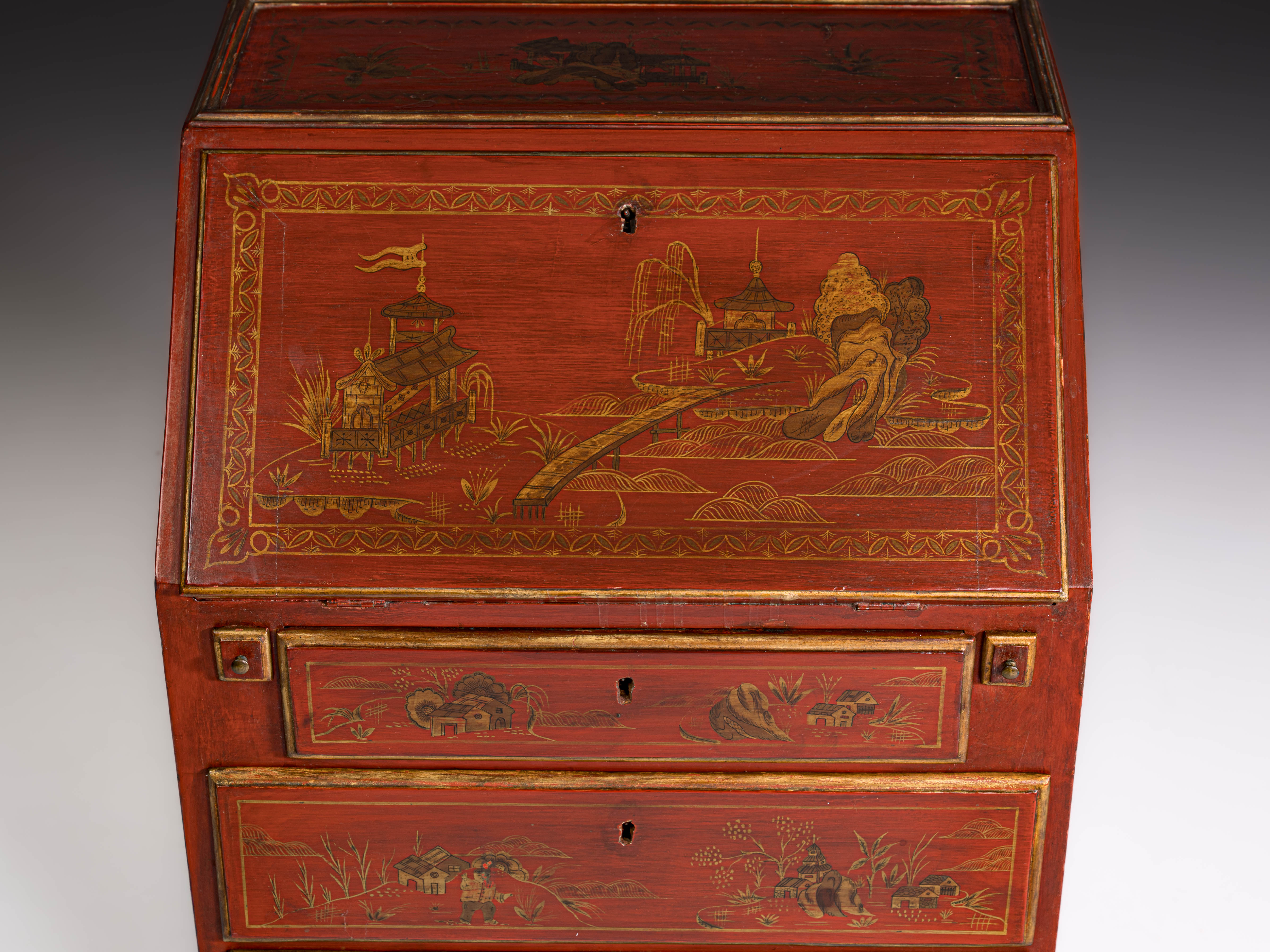 Papeleira miniatura inglesa do século XVIII, em madeira pintada de encarnado, com chinoiseries