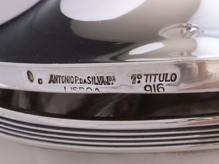 Serviço de chá e café em prata portuguesa Marca de contraste do Porto (águia 916), em uso entre 1938–1985, e marca de ourives da mesma época