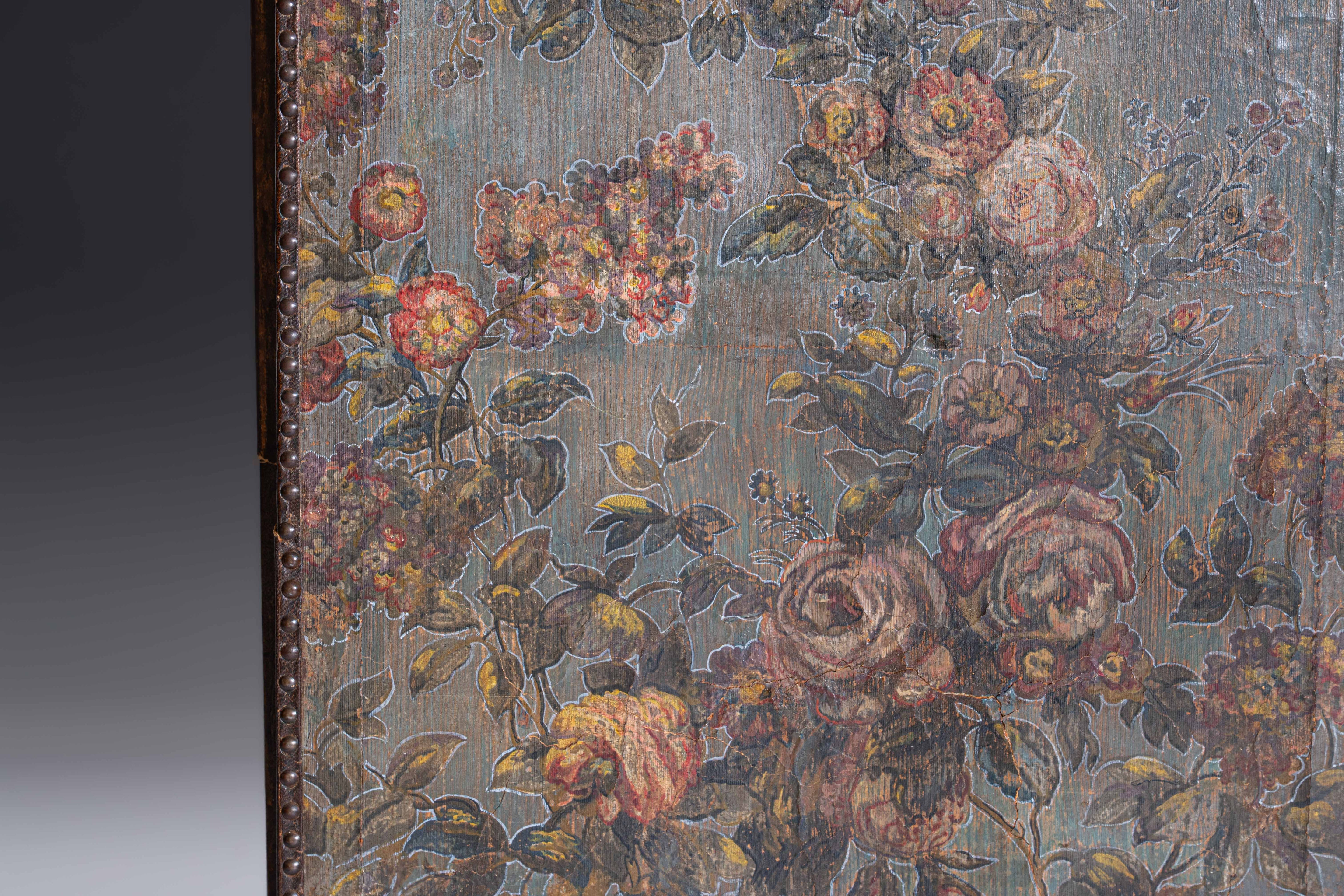 Biombo francês do século XIX, pintado em papel e tela com desenhos florais