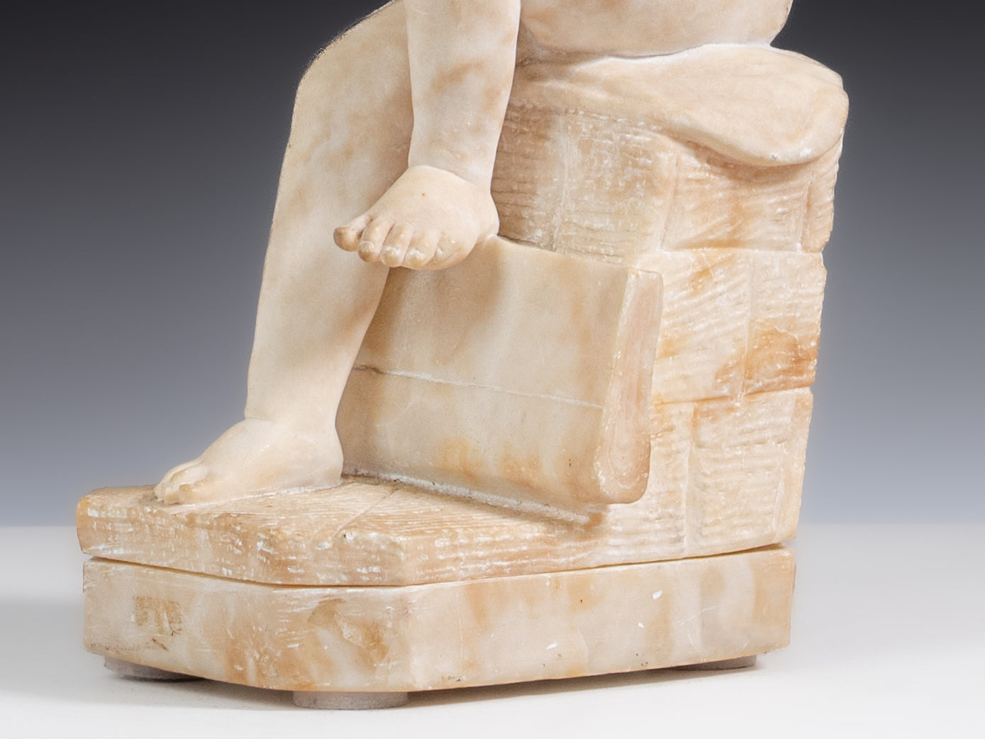 Segundo Antonio CANOVA (1757–1822) Criança a escrever Escultura em mármore Ostenta assinatura “António Canova”, século XIX