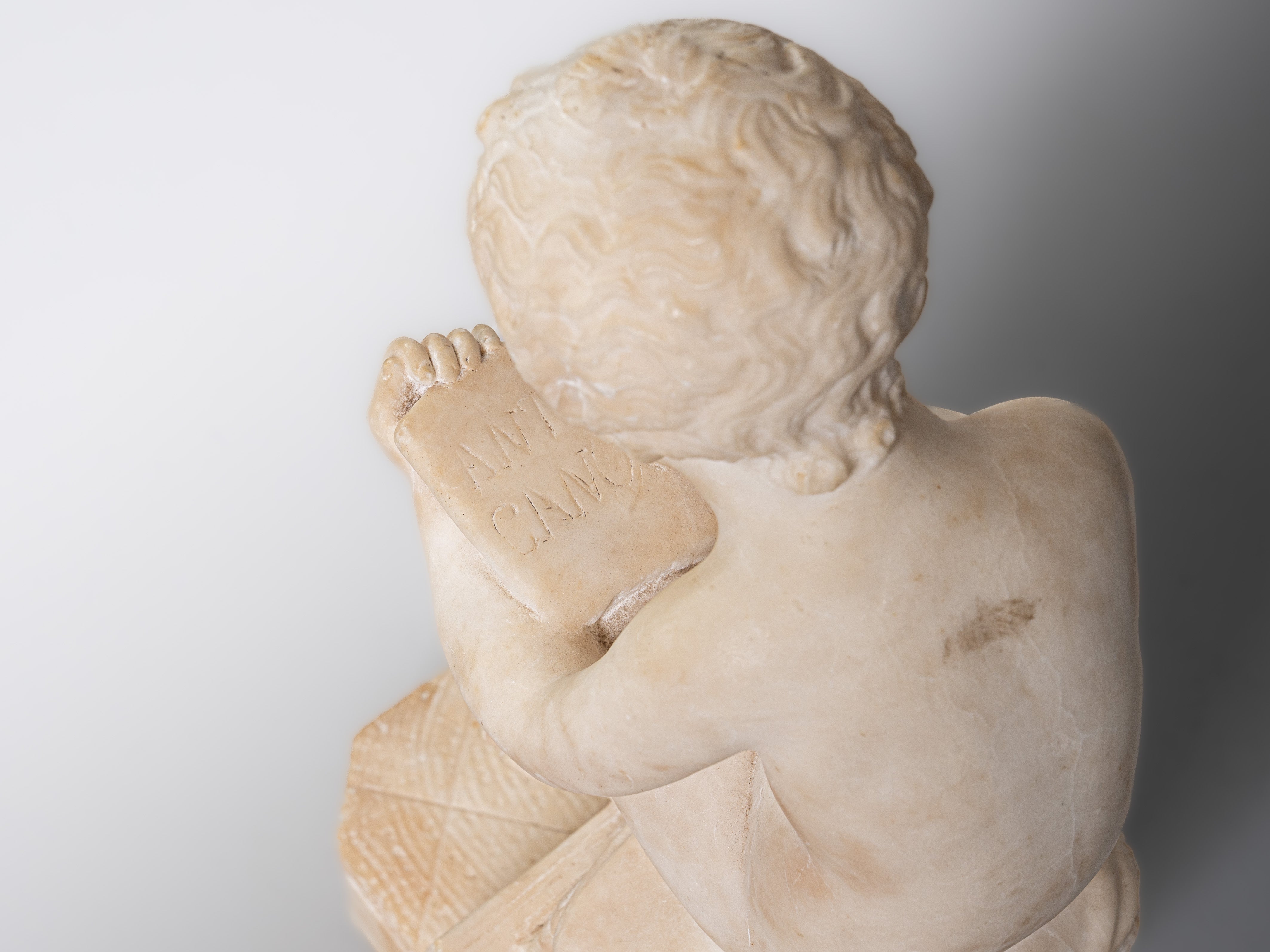 Segundo Antonio CANOVA (1757–1822) Criança a escrever Escultura em mármore Ostenta assinatura “António Canova”, século XIX