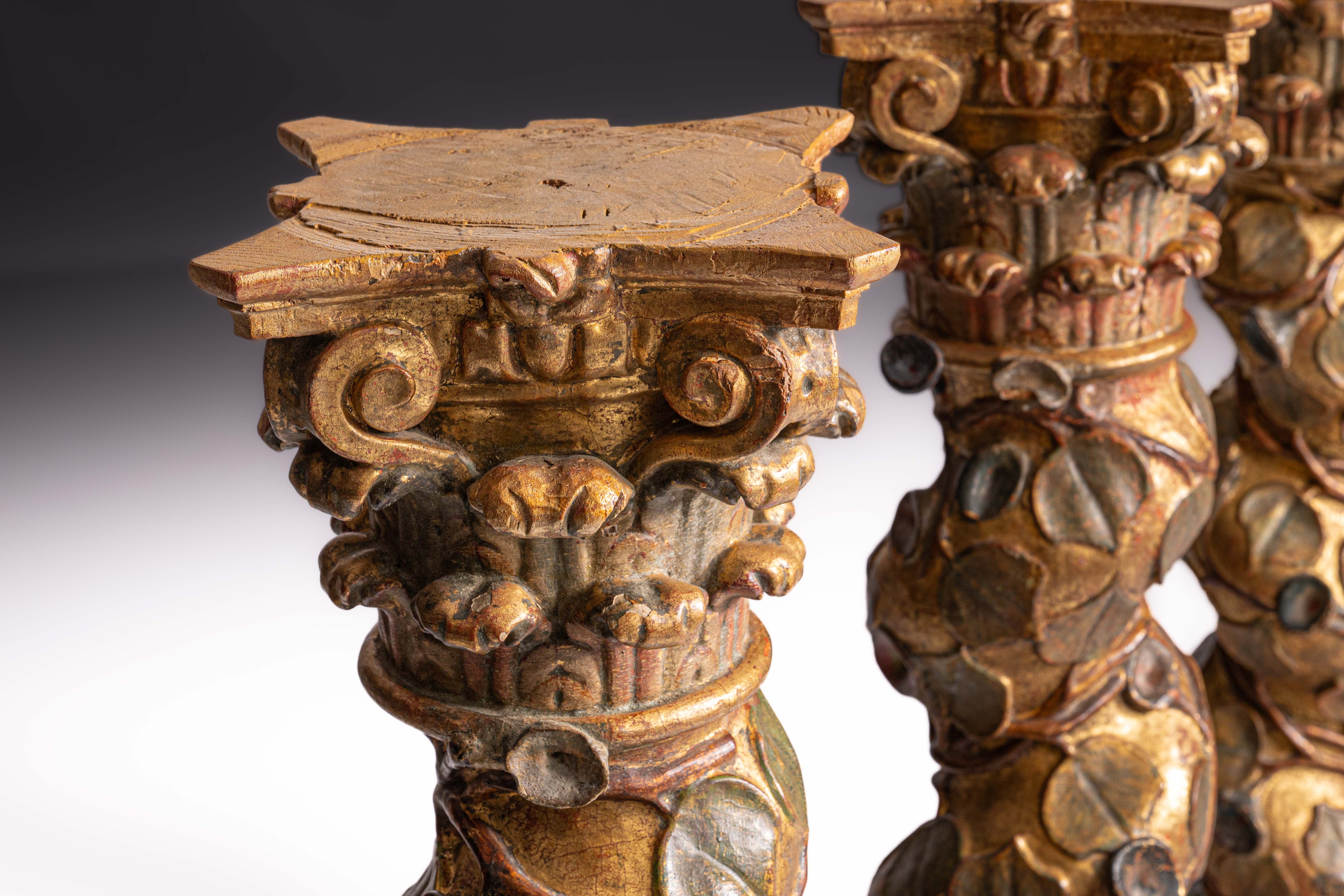 Conjunto de quatro colunas salomónicas genovesas em madeira policromada e parcialmente dourada. Itália, Génova, cerca de 1680-1720