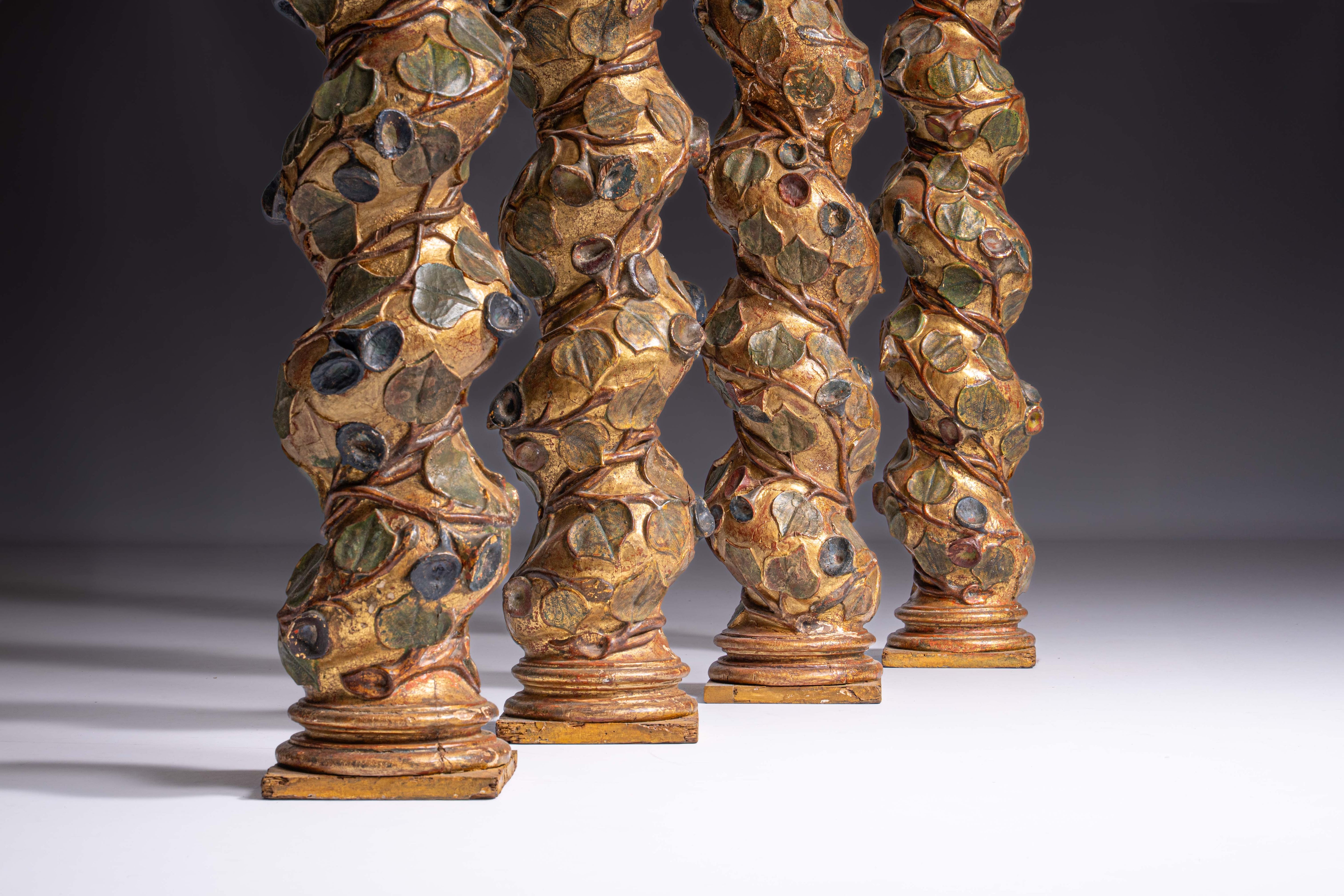 Conjunto de quatro colunas salomónicas genovesas em madeira policromada e parcialmente dourada. Itália, Génova, cerca de 1680-1720