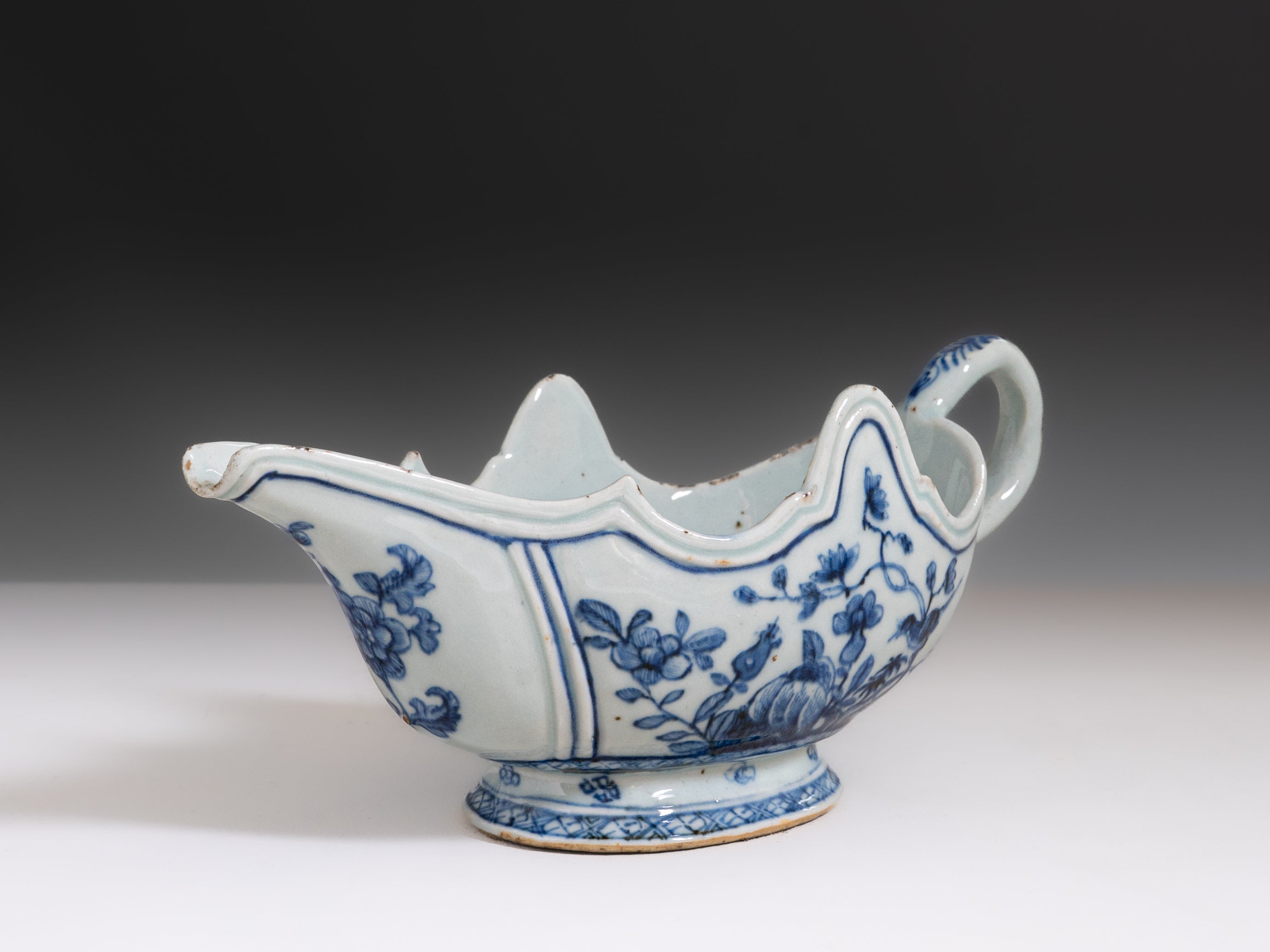 Par de molheiras em porcelana chinesa da Companhia das Índias, século XVIII, Período Qianlong (1736–1795)