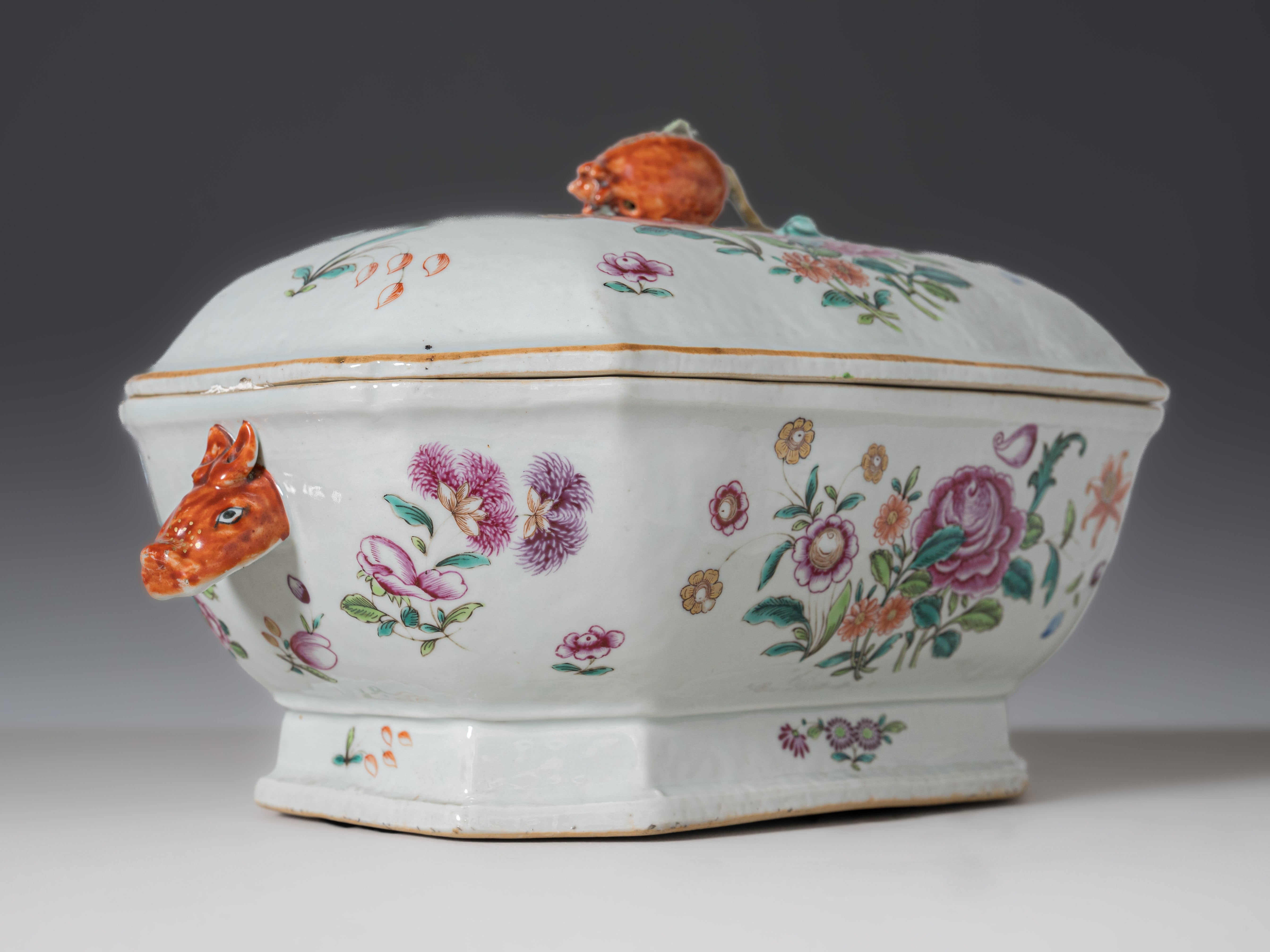 Terrina com tampa e travessa recortada, em porcelana chinesa da Companhia das Índias, século XVIII, reinado Qianlong (1736–1795)