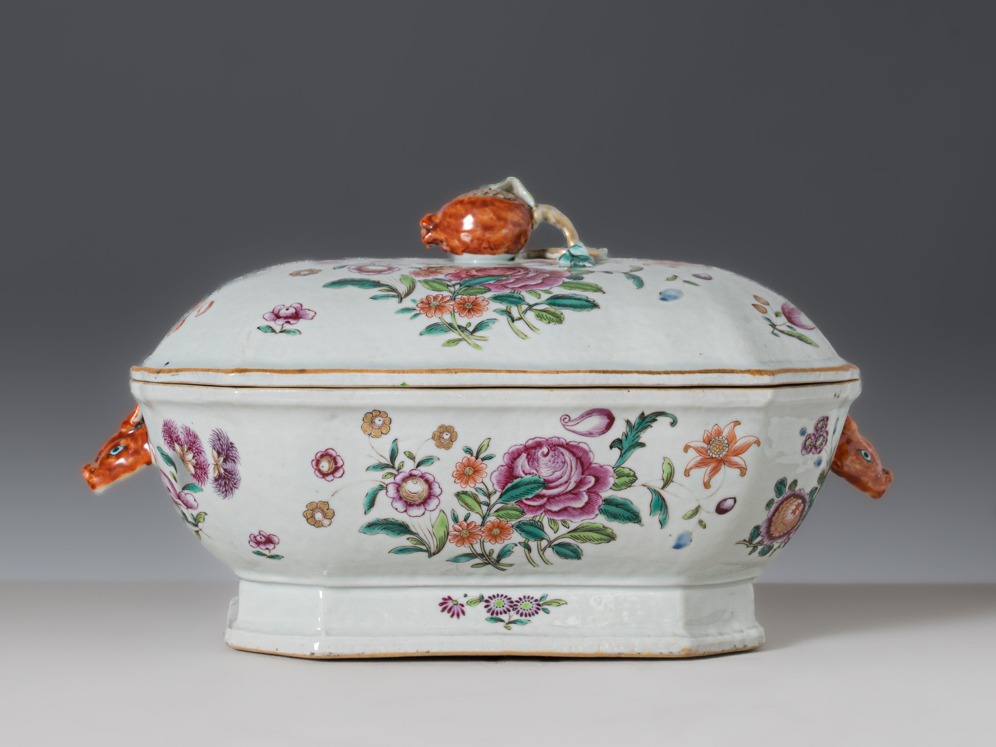 Terrina com tampa e travessa recortada, em porcelana chinesa da Companhia das Índias, século XVIII, reinado Qianlong (1736–1795)