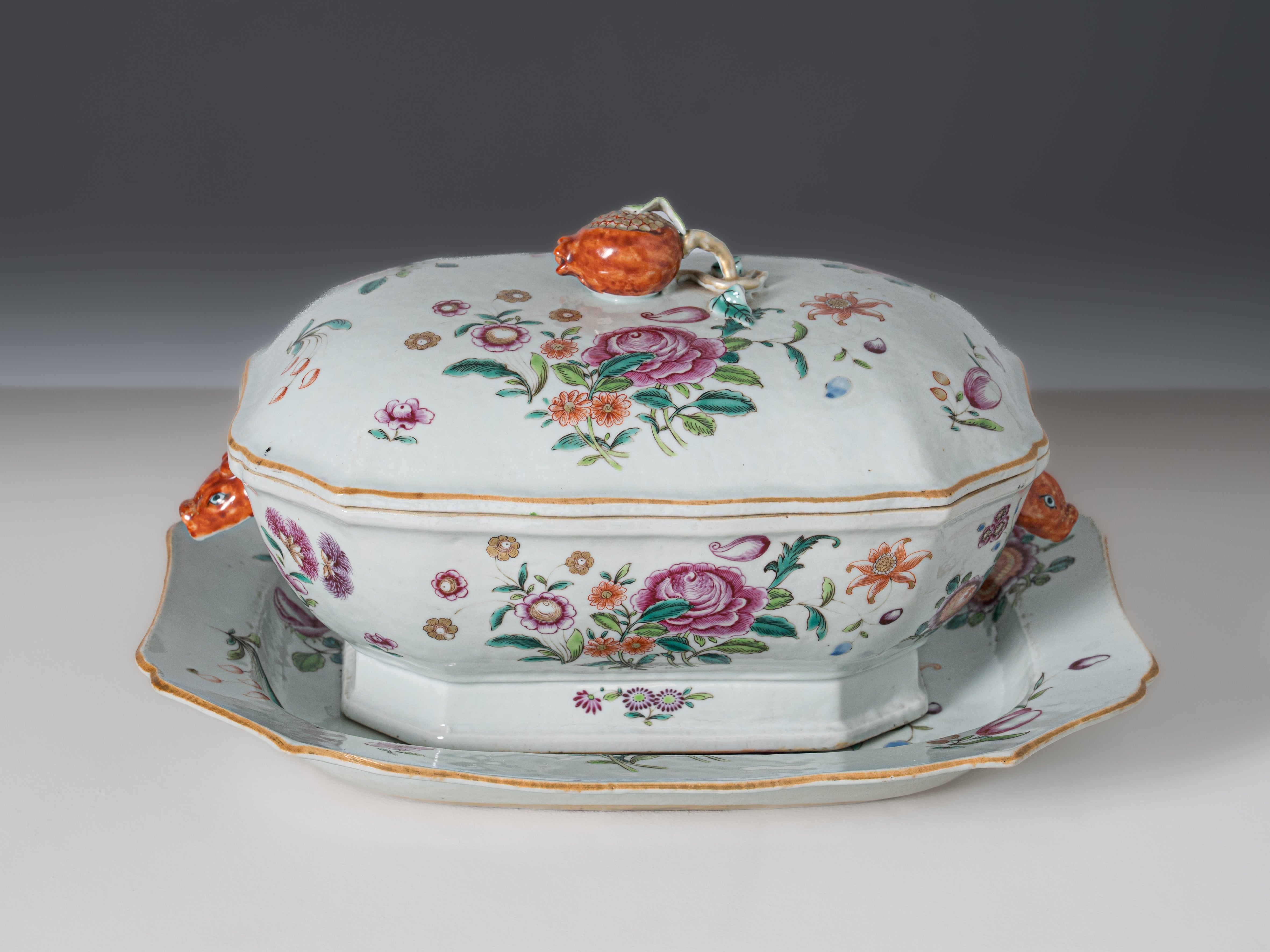 Terrina com tampa e travessa recortada, em porcelana chinesa da Companhia das Índias, século XVIII, reinado Qianlong (1736–1795)