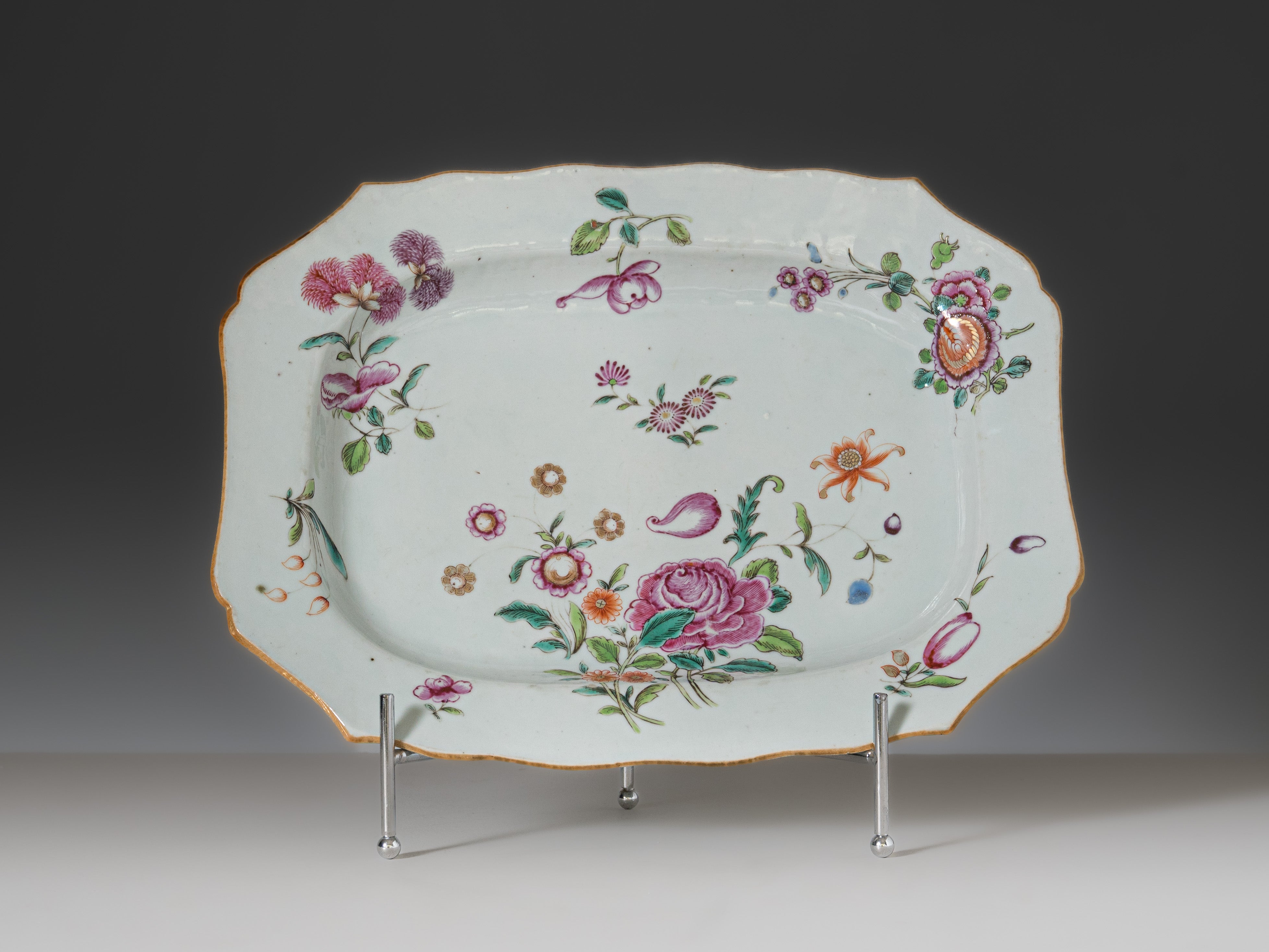 Terrina com tampa e travessa recortada, em porcelana chinesa da Companhia das Índias, século XVIII, reinado Qianlong (1736–1795)