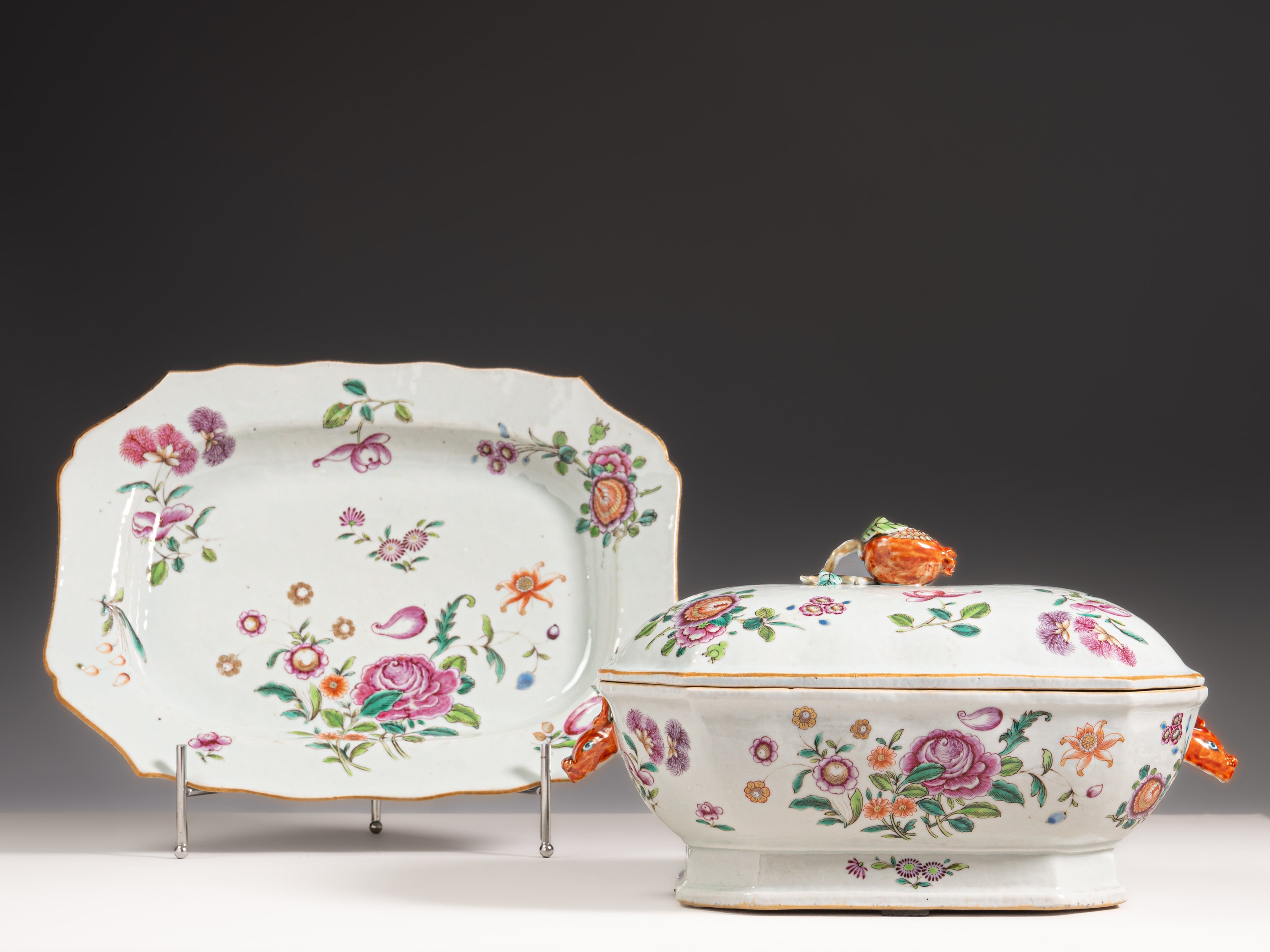 Terrina com tampa e travessa recortada, em porcelana chinesa da Companhia das Índias, século XVIII, reinado Qianlong (1736–1795)