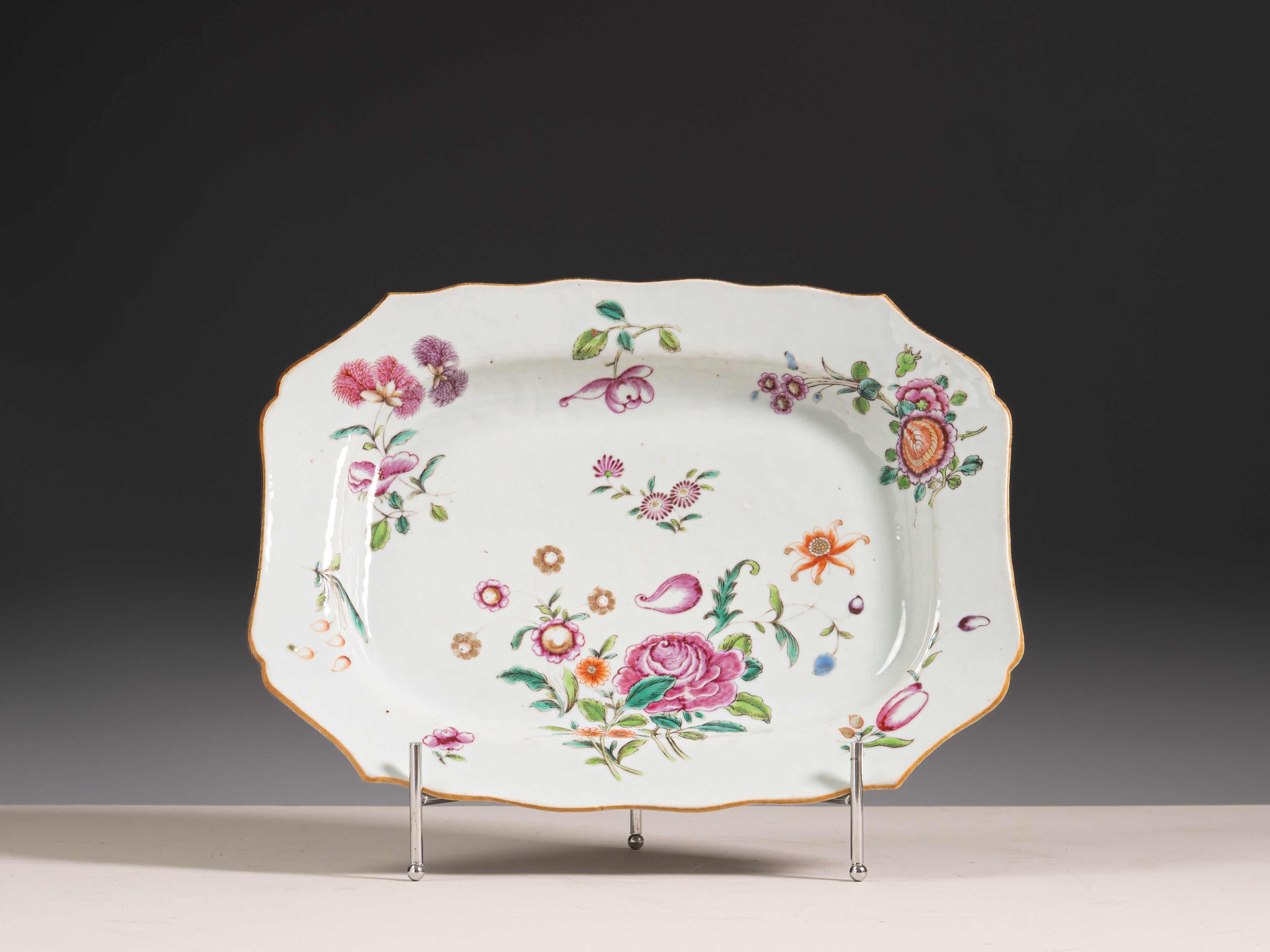 Terrina com tampa e travessa recortada, em porcelana chinesa da Companhia das Índias, século XVIII, reinado Qianlong (1736–1795)