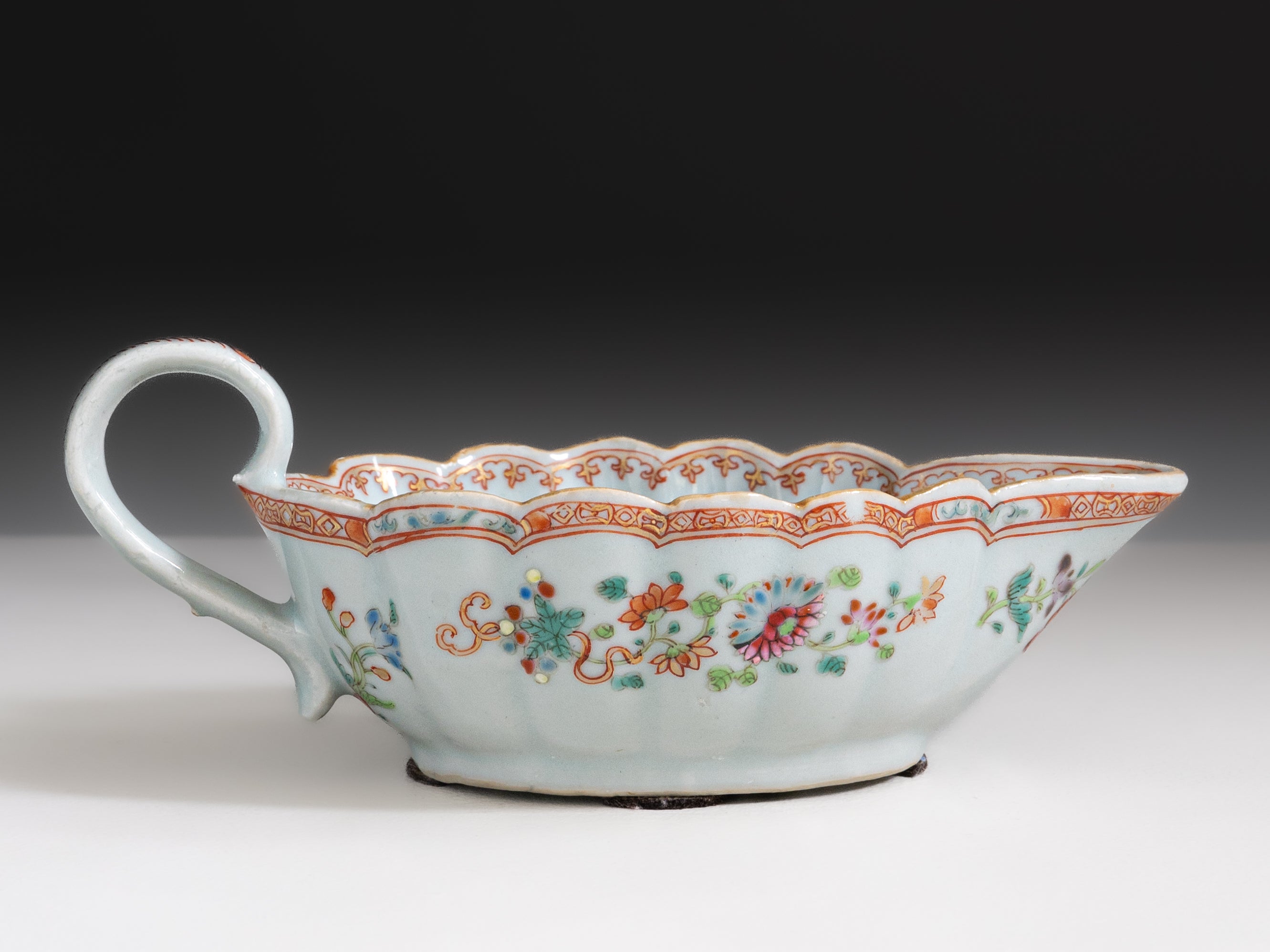 Molheira em porcelana chinesa da Companhia das Índias, século XVIII, denominado Serviço de D. João VI ou Serviço dos Pavões