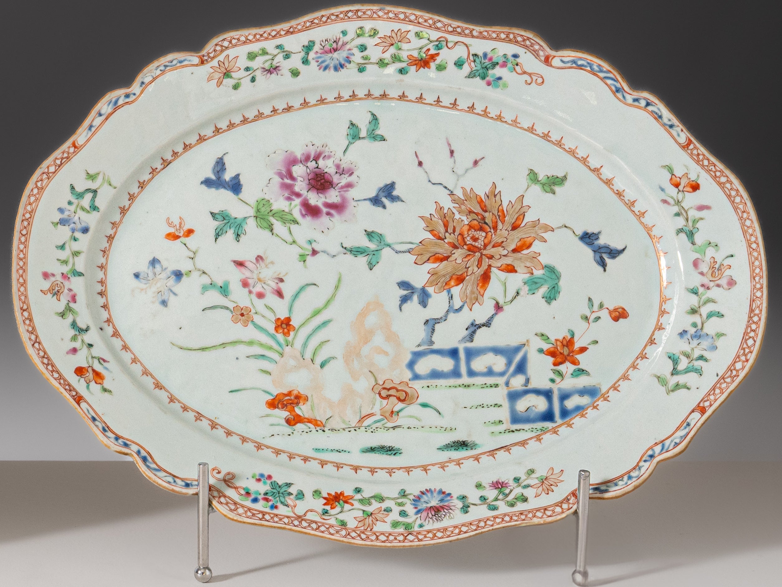 Par de travessas em porcelana chinesa da Companhia das Índias, século XVIII, período Qianlong (1736–1795)