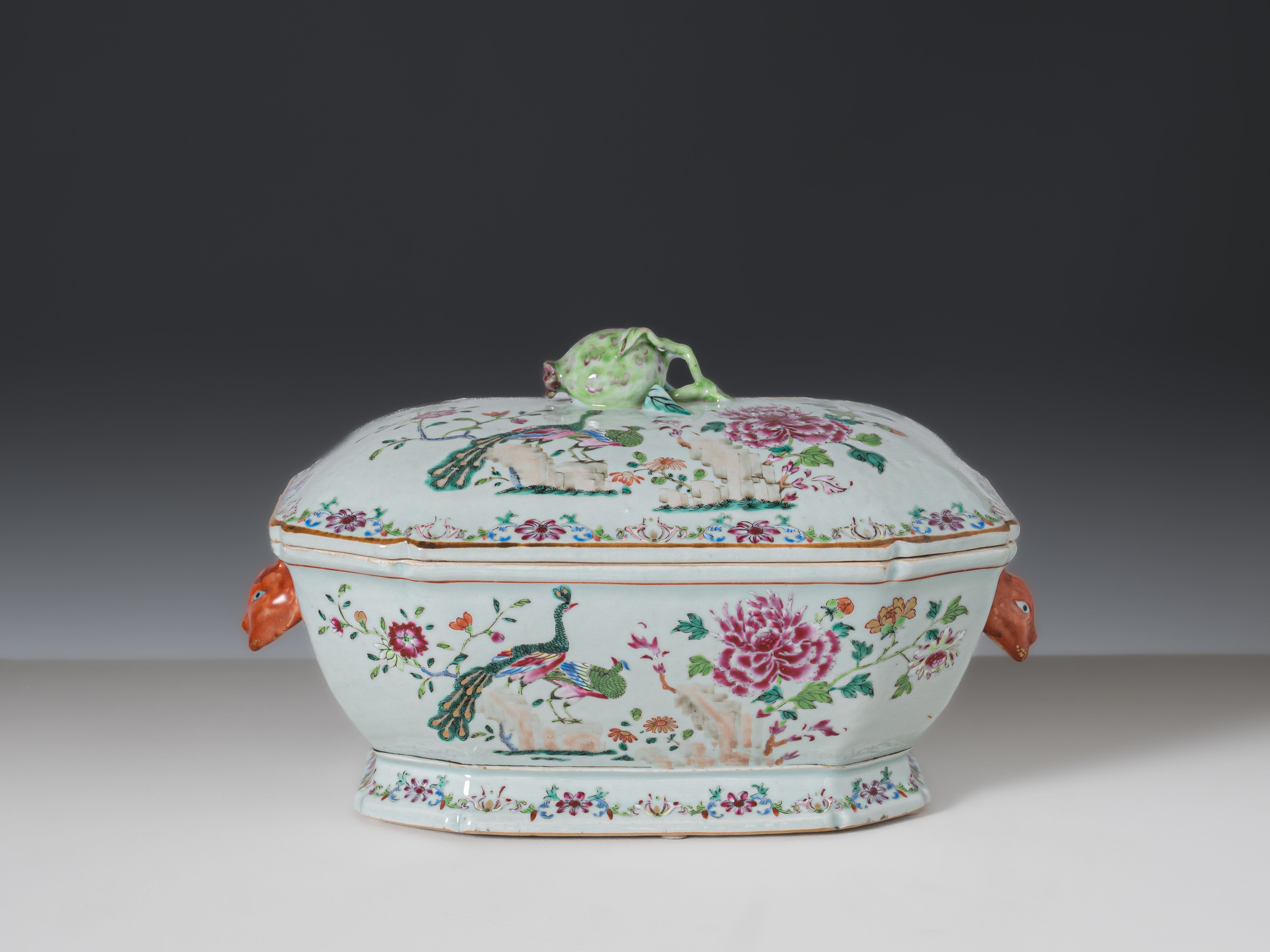 Terrina com tampa e travessa octogonal em porcelana chinesa da Companhia das Índias, século XVIII