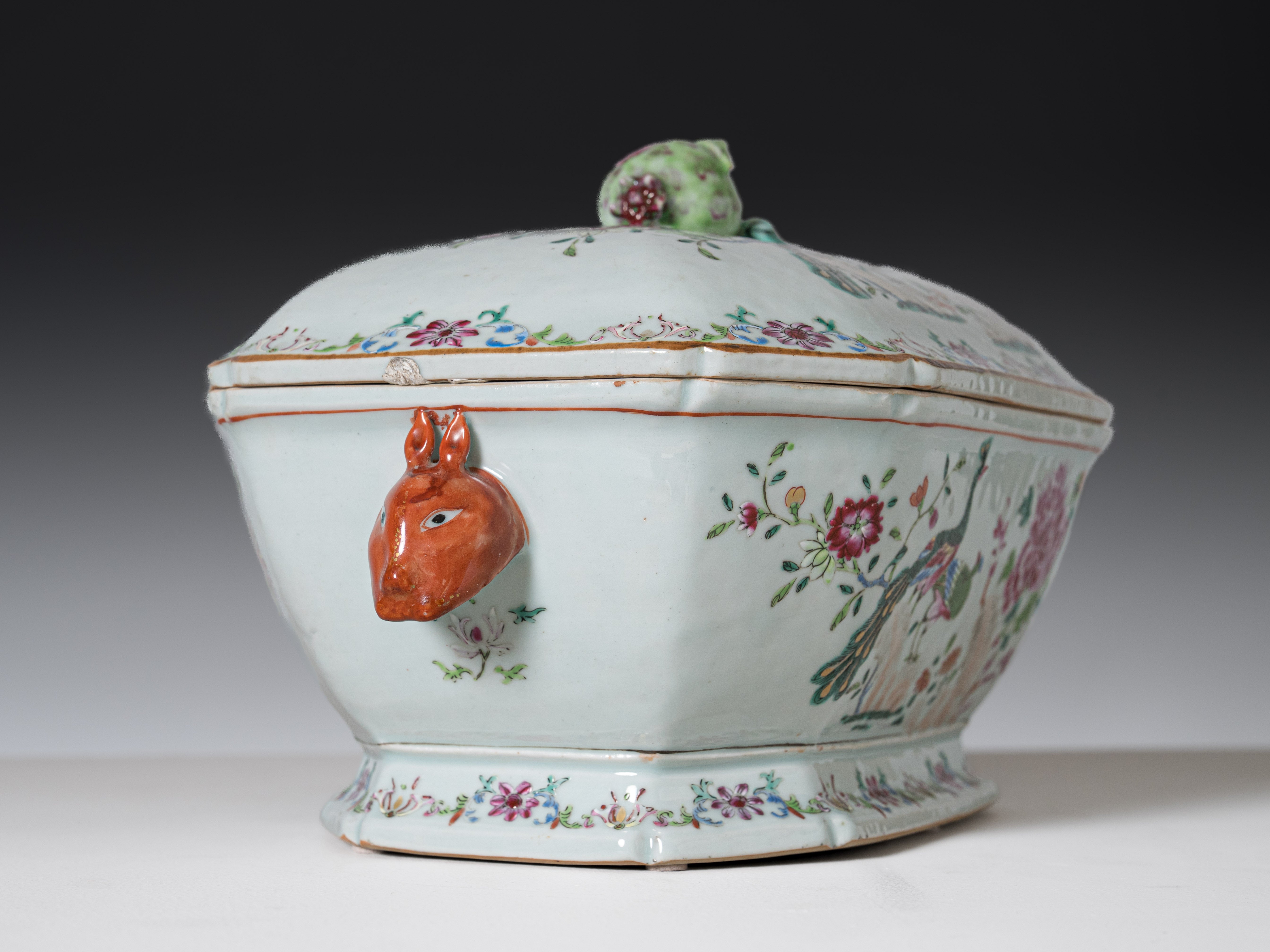 Terrina com tampa e travessa octogonal em porcelana chinesa da Companhia das Índias, século XVIII