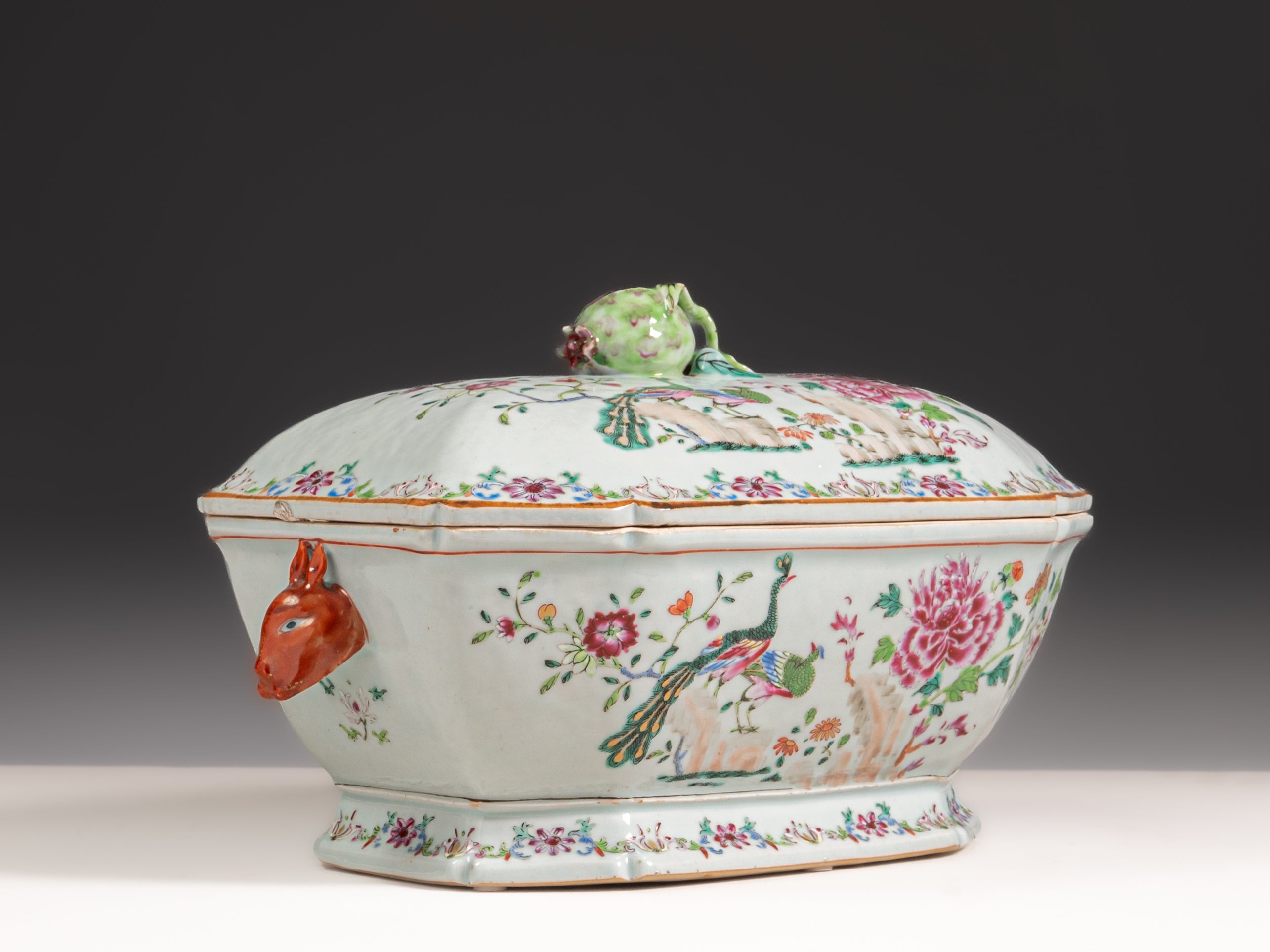 Terrina com tampa e travessa octogonal em porcelana chinesa da Companhia das Índias, século XVIII